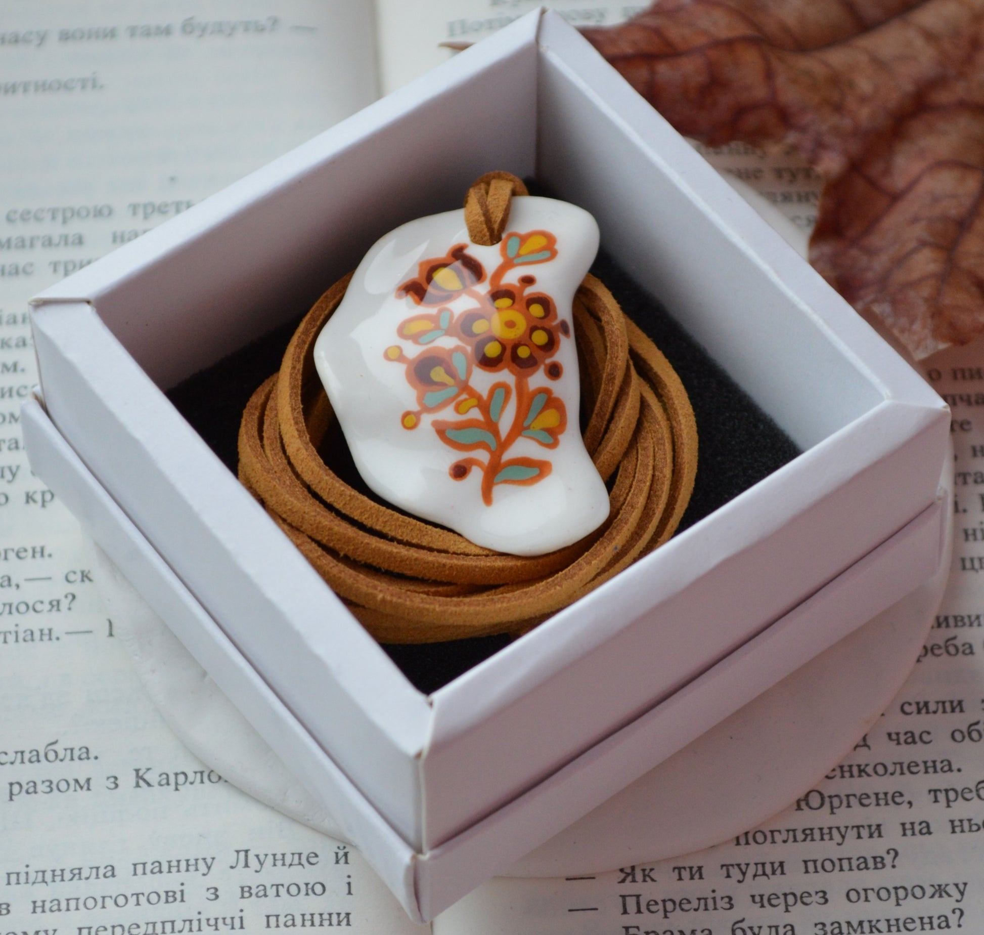 Підвіска "Вареник з квітковим розписом". Купити вареник підвіс.  Прикраса вареник украшение. Подарок. Довга підвіска на шию. Подвеска вареник. Етно стиль этно. Подарунок