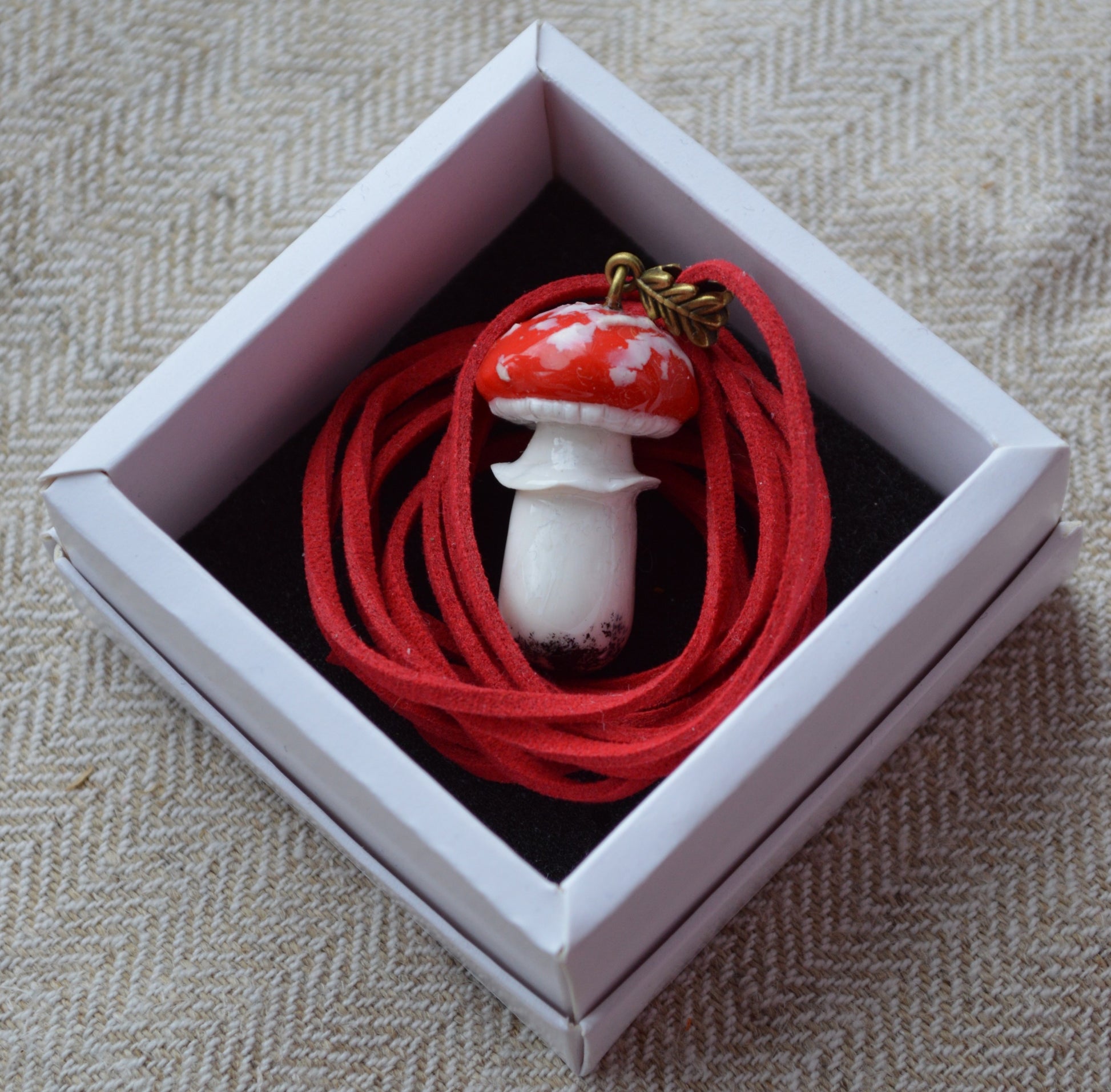 Підвіска "Грибочок". Прикраса у фрмі гриба. Польський гриб. Чорний гриб. Червоний гриб. Подвеска Мухомор підвіс. Подвески на шею женские. Украшения купить. Покритий епоксидною смоло