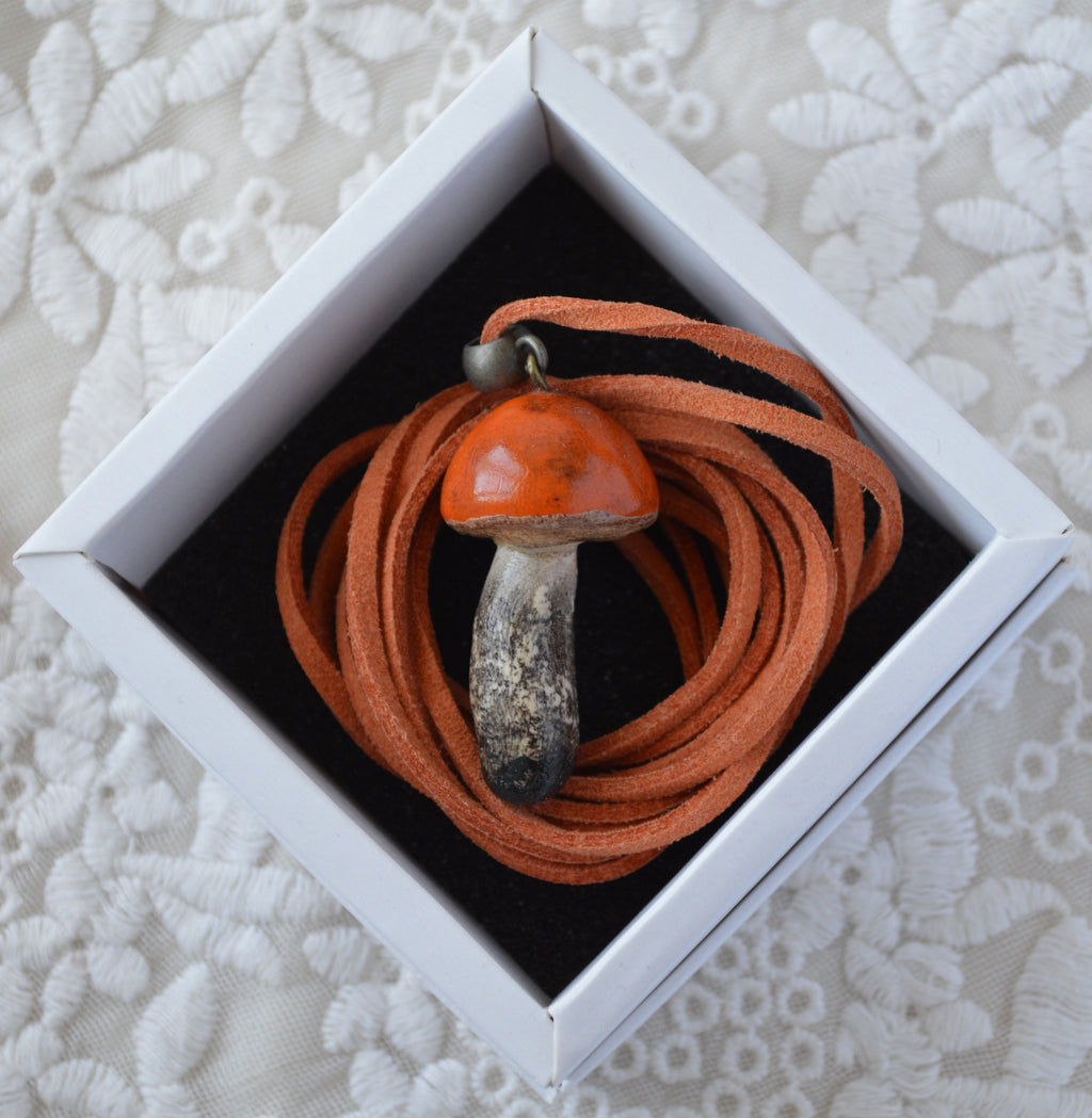 Підвіска на шнурочку "Грибочок". 
Прикраса ручної роботи з запікаємої поліменої глини. 