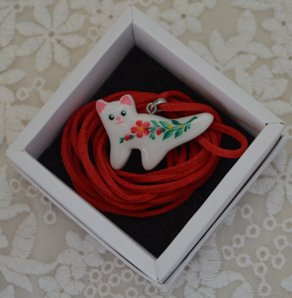 Підвіска на шнурочку "Котик маленький з петриківським розписом"
Прикраса ручної роботи з запікаємої поліменої глини. Петриківський розпис покритий епоксидною смолою.