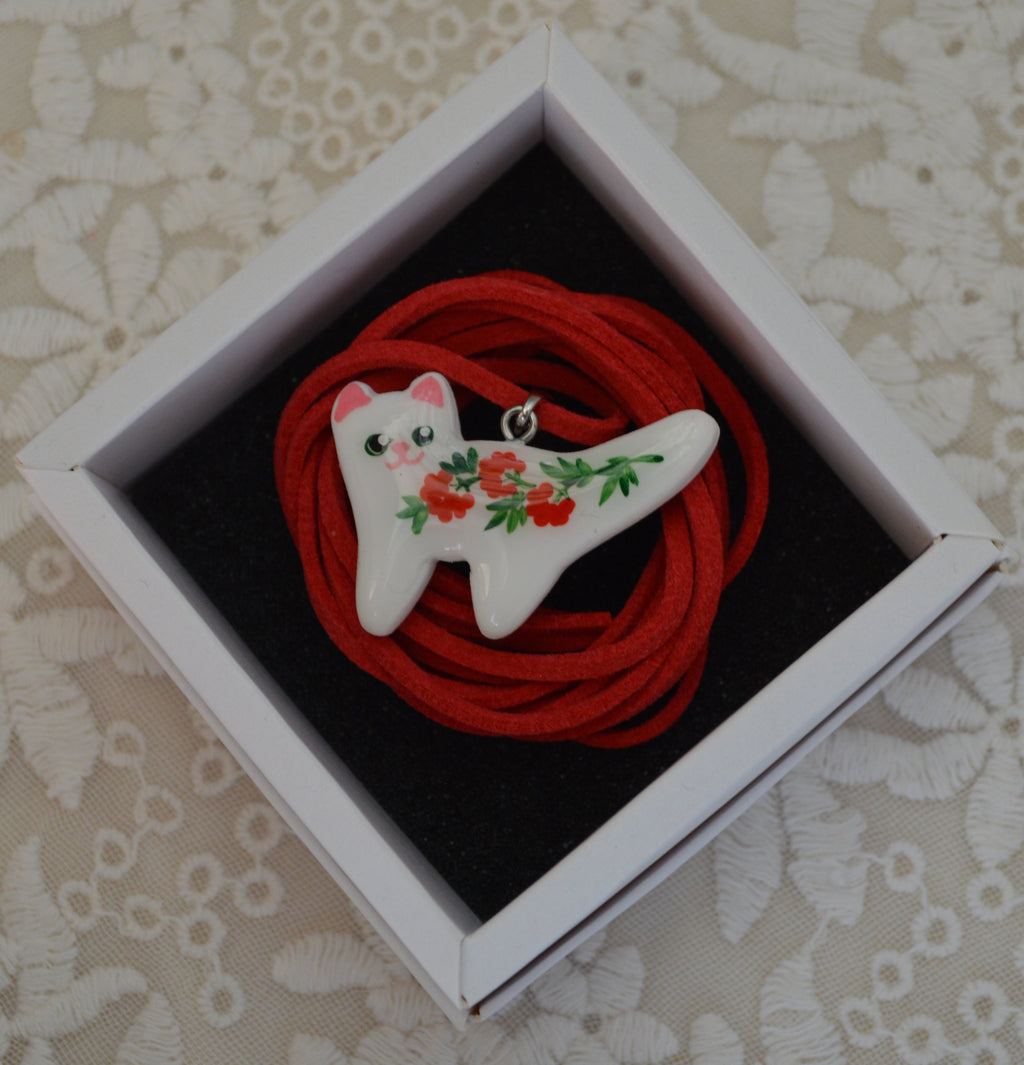 Підвіска на шнурочку "Котик маленький з петриківським розписом"
Прикраса ручної роботи з запікаємої поліменої глини. Петриківський розпис покритий епоксидною смолою.