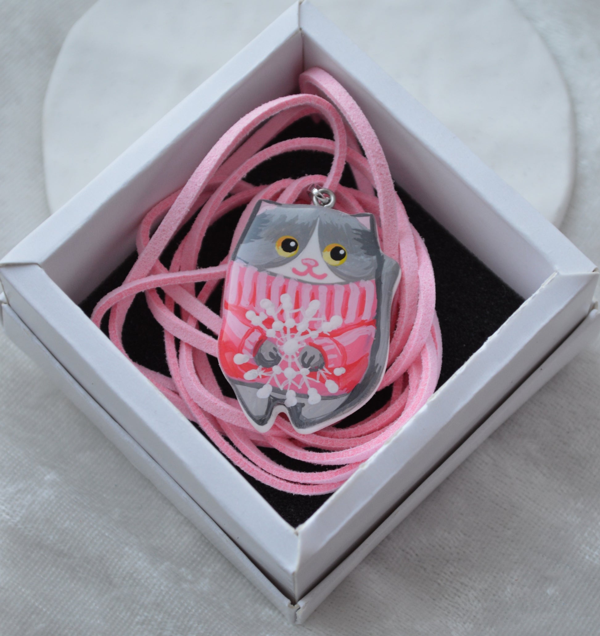 Cat-shaped pendant with floral design.
Підвіска на шнурочку "Котик товстенький". 
Підвіска котик. Котик розписаний. малюнок на котику. Прикраса ручної роботи з запікаємої поліменої глини. Довжина шнурка ~150 см, що дозволить його зав'язувати