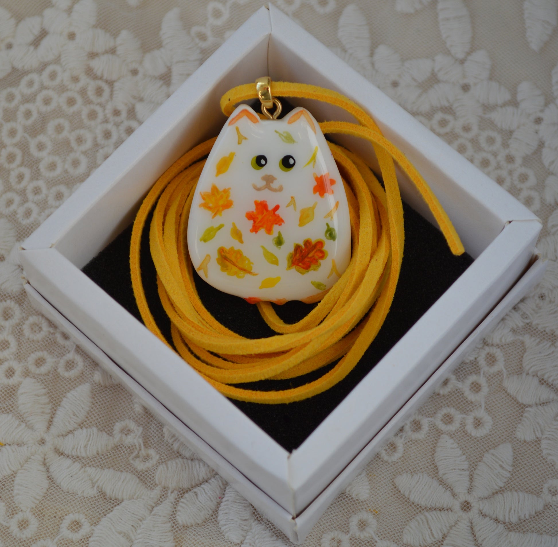 Cat-shaped pendant with floral design.
Підвіска на шнурочку "Котик товстенький". 
Підвіска котик. Котик розписаний. малюнок на котику. Прикраса ручної роботи з запікаємої поліменої глини. Довжина шнурка ~150 см, що дозволить його зав'язувати