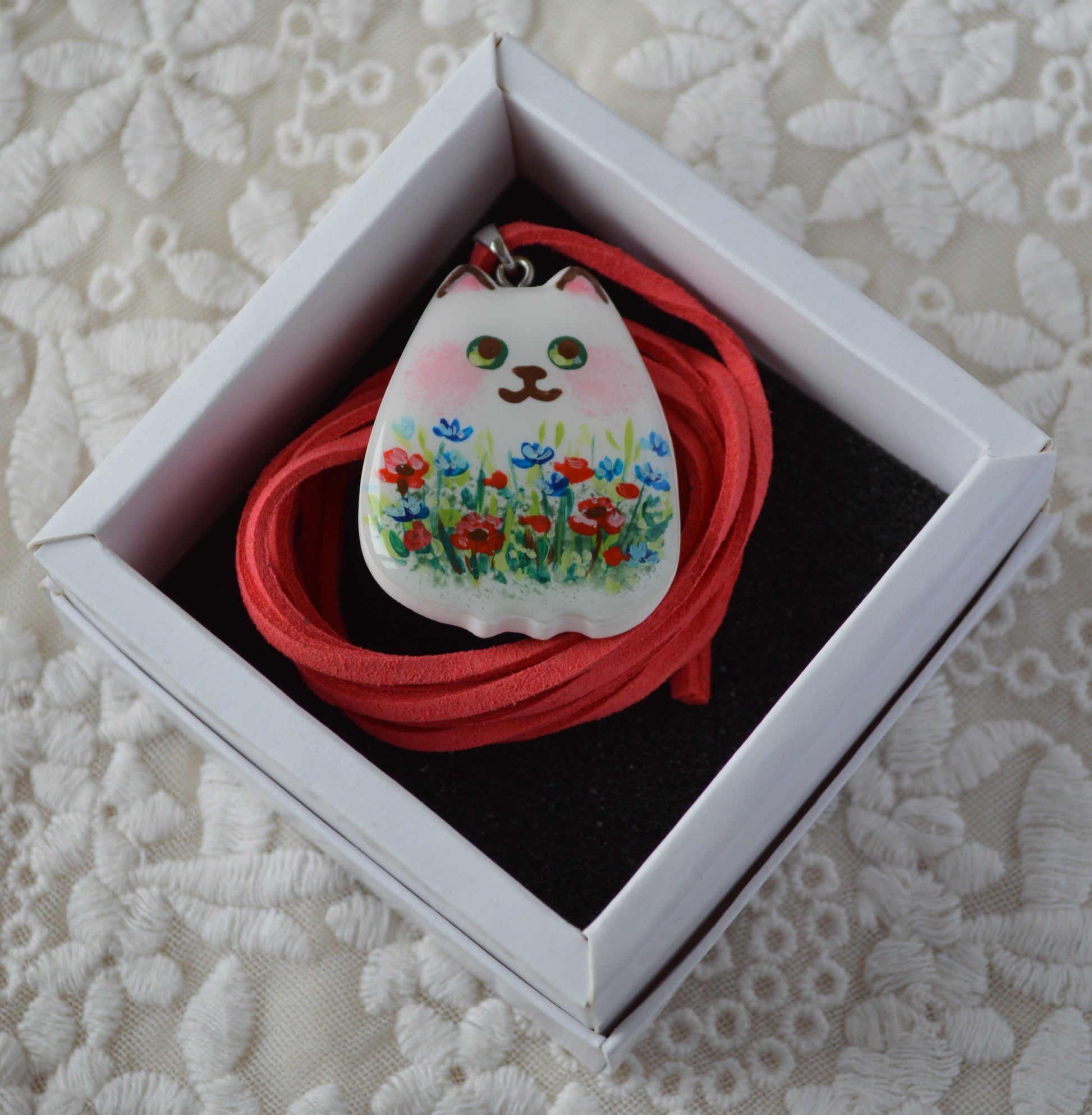Cat-shaped pendant with floral design.
Підвіска на шнурочку "Котик товстенький". 
Підвіска котик. Котик розписаний. малюнок на котику. Прикраса ручної роботи з запікаємої поліменої глини. Довжина шнурка ~150 см, що дозволить його зав'язувати
