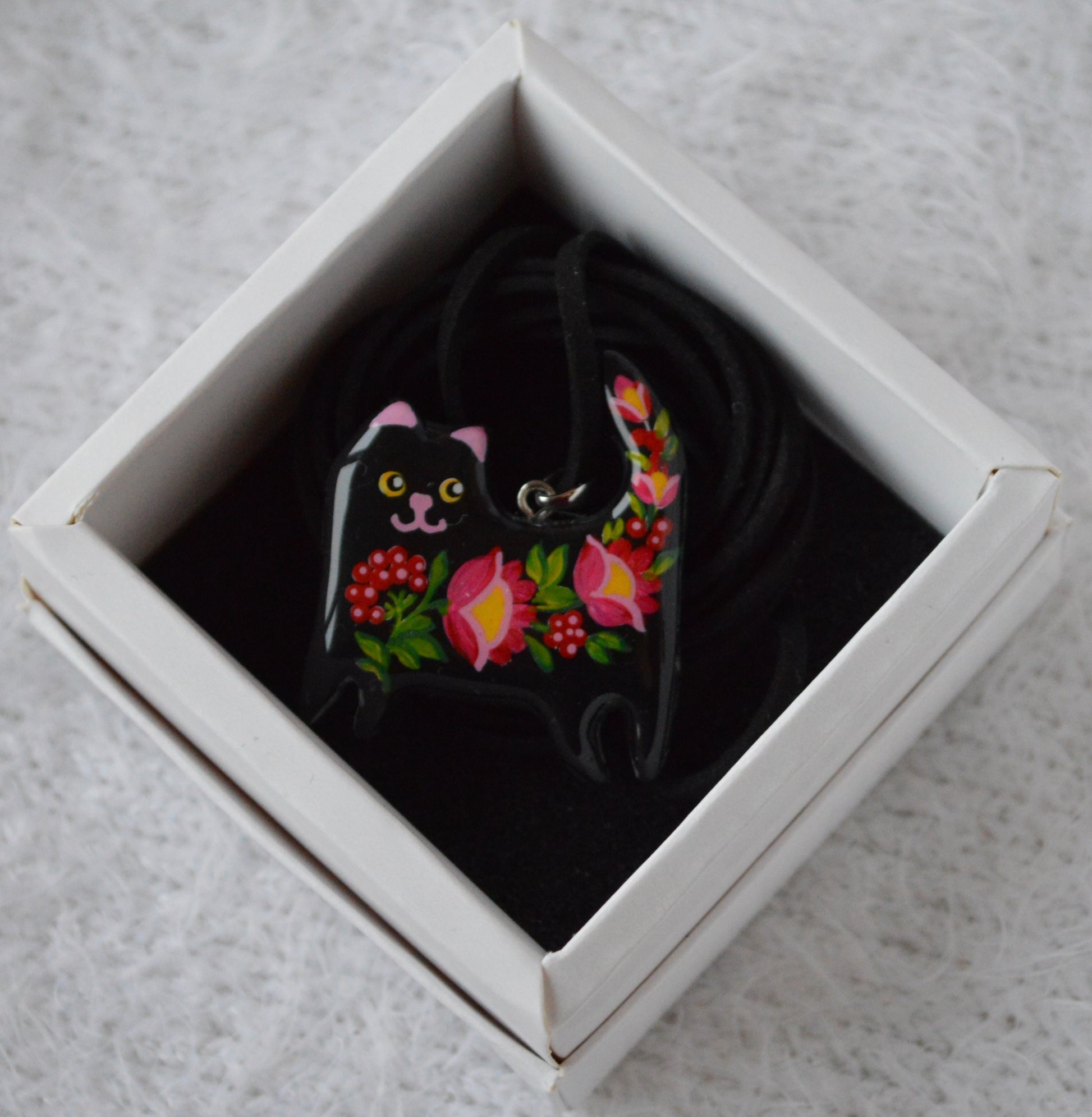 Підвіска "Котик з петриківським розписом". Подвеска котик. Петриківський розпис покритий епоксидною смолою. Купити підвіс котик, кошеня. Малюнок покритий епоксидною смолою. Гарний подарунок дівчині. Подарунок для  дружини.