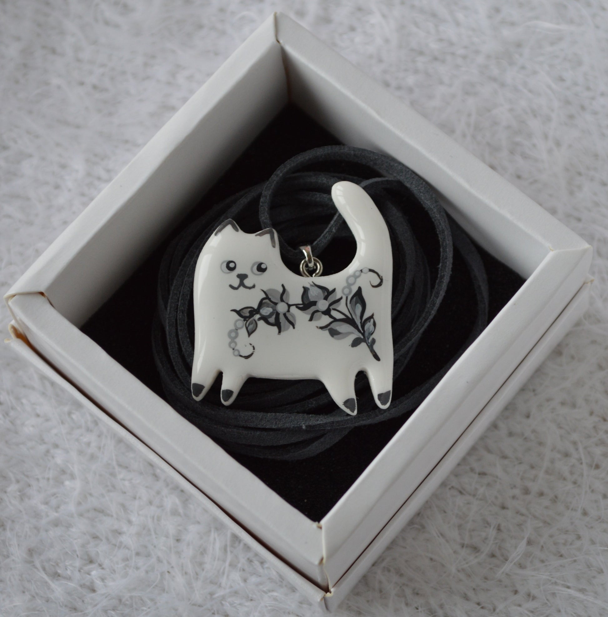 Підвіска "Котик з петриківським розписом". Подвеска котик. Петриківський розпис покритий епоксидною смолою. Купити підвіс котик, кошеня. Малюнок покритий епоксидною смолою. Гарний подарунок дівчині. Подарунок для  дружини.