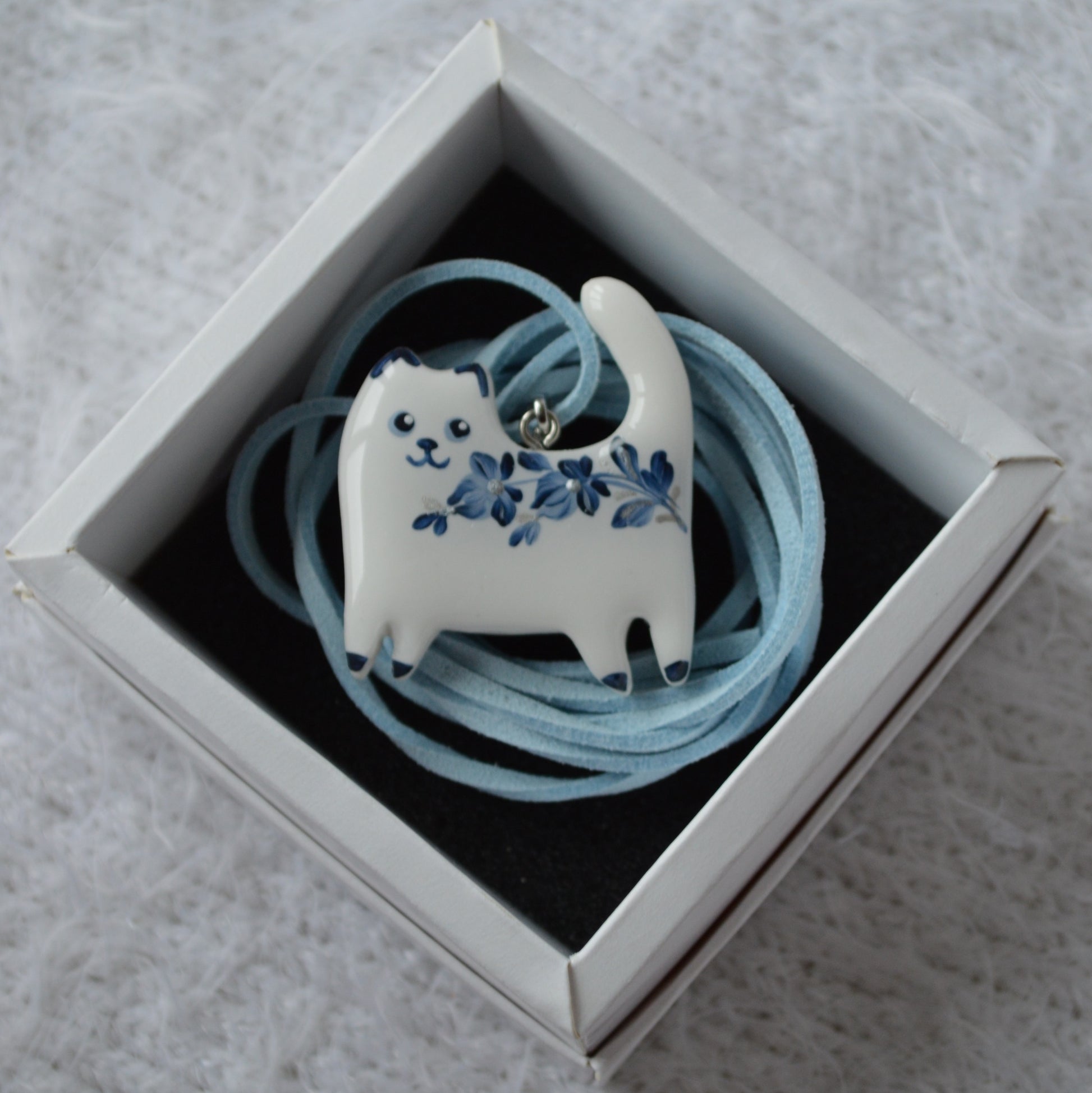 Підвіска "Котик з петриківським розписом". Подвеска котик. Петриківський розпис покритий епоксидною смолою. Купити підвіс котик, кошеня. Малюнок покритий епоксидною смолою. Гарний подарунок дівчині. Подарунок для  дружини.