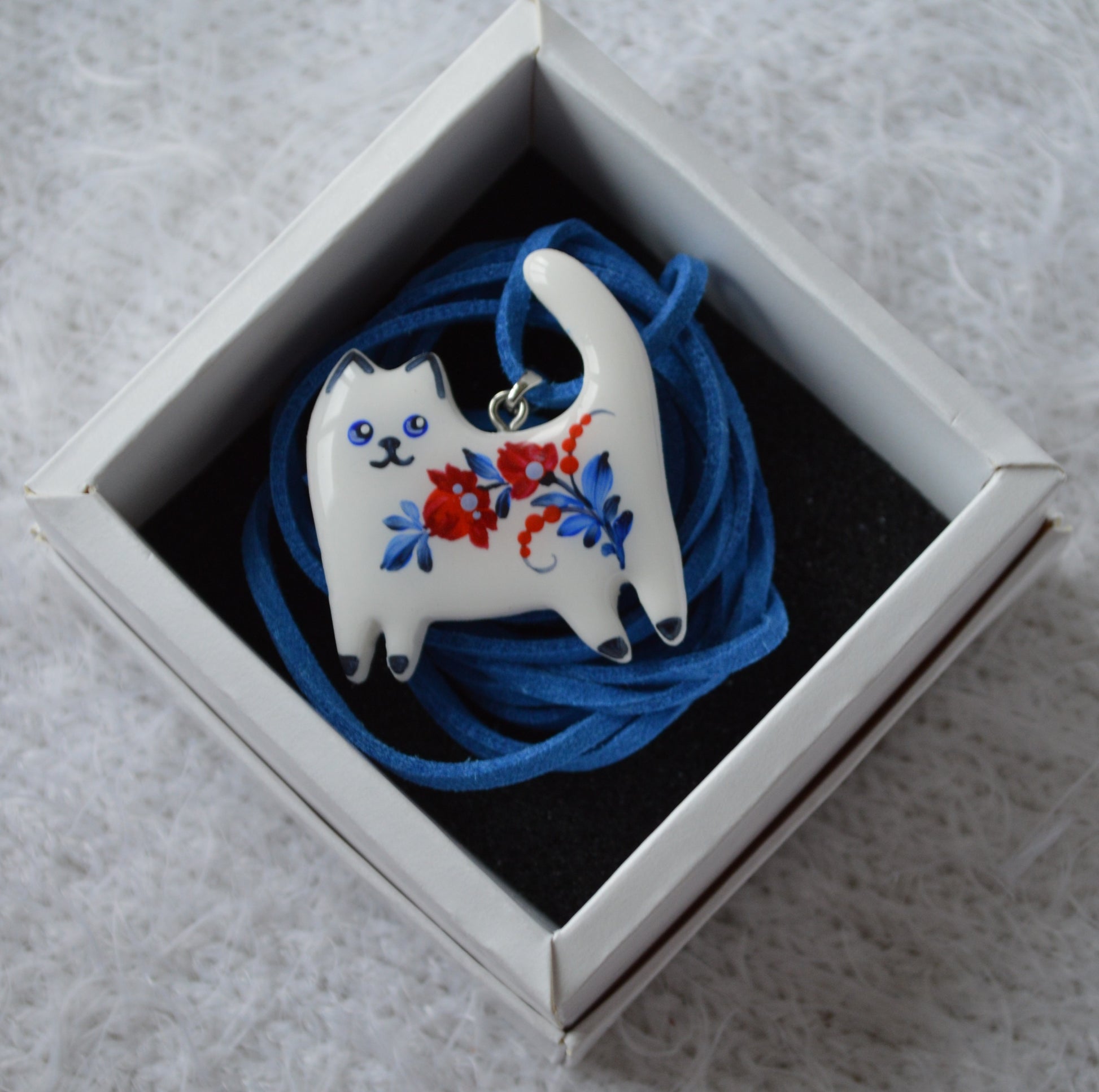 Підвіска "Котик з петриківським розписом". Подвеска котик. Петриківський розпис покритий епоксидною смолою. Купити підвіс котик, кошеня. Малюнок покритий епоксидною смолою. Гарний подарунок дівчині. Подарунок для  дружини.