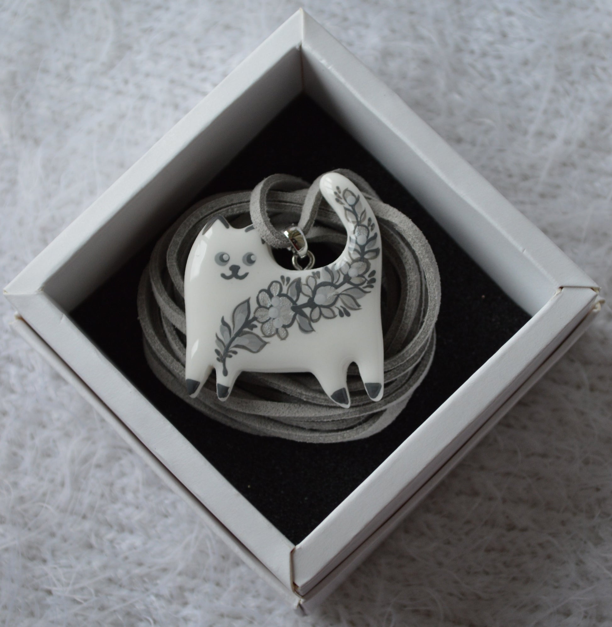 Підвіска "Котик з петриківським розписом". Подвеска котик. Петриківський розпис покритий епоксидною смолою. Купити підвіс котик, кошеня. Малюнок покритий епоксидною смолою. Гарний подарунок дівчині. Подарунок для  дружини.