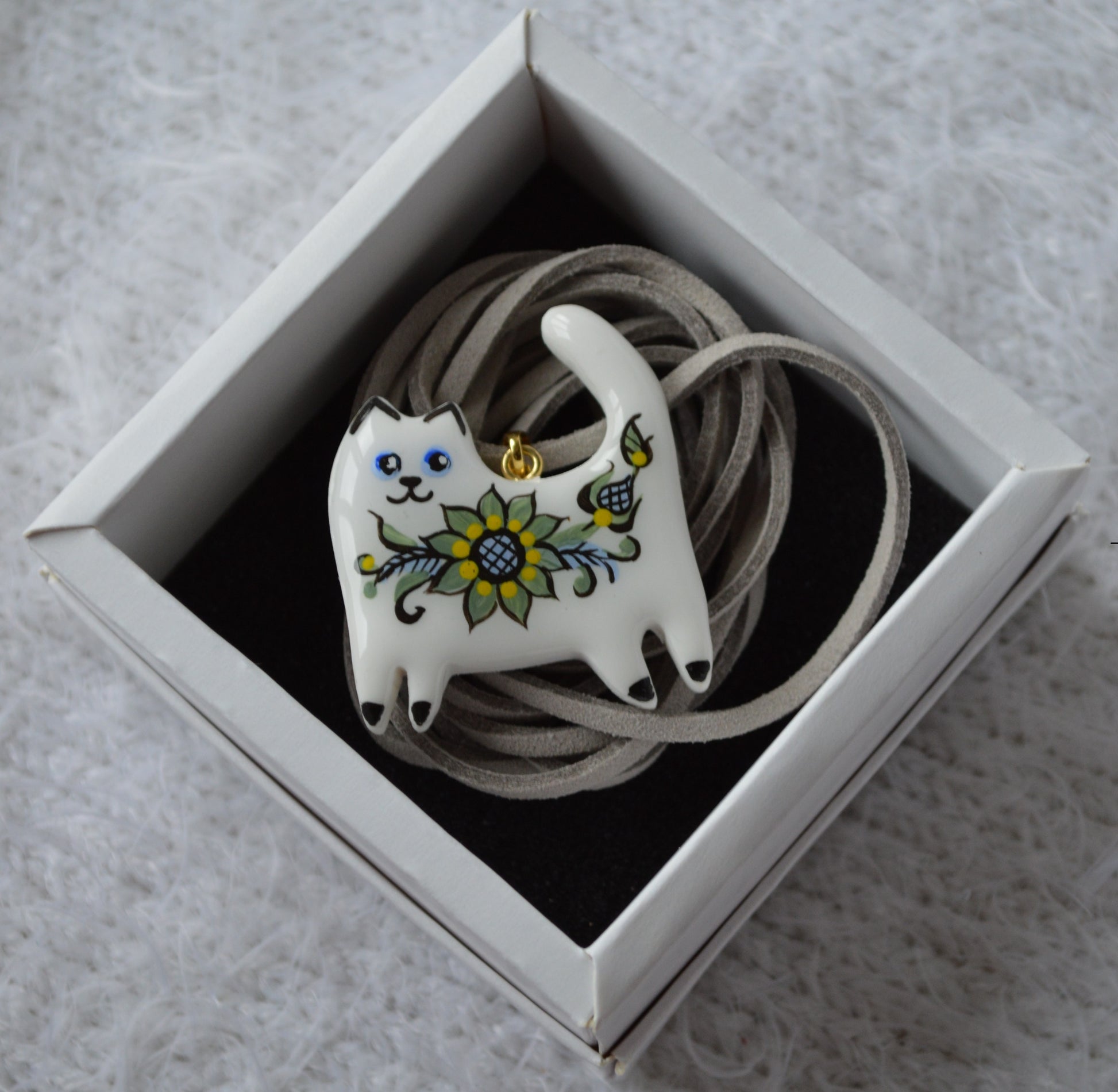 Підвіска "Котик з петриківським розписом". Подвеска котик. Петриківський розпис покритий епоксидною смолою. Купити підвіс котик, кошеня. Малюнок покритий епоксидною смолою. Гарний подарунок дівчині. Подарунок для  дружини.