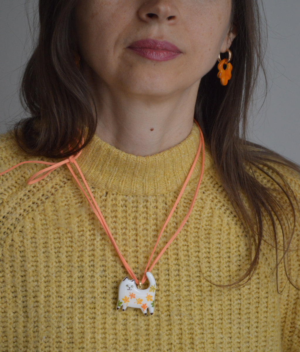 Підвіска на шнурочку "Котик з розписом". Підвіс котик. Прикраса ручної роботи з запікаємої поліменої глини. Шнурок можна зав'язувати дуже по різному - на шиї, на руці, на сумці.