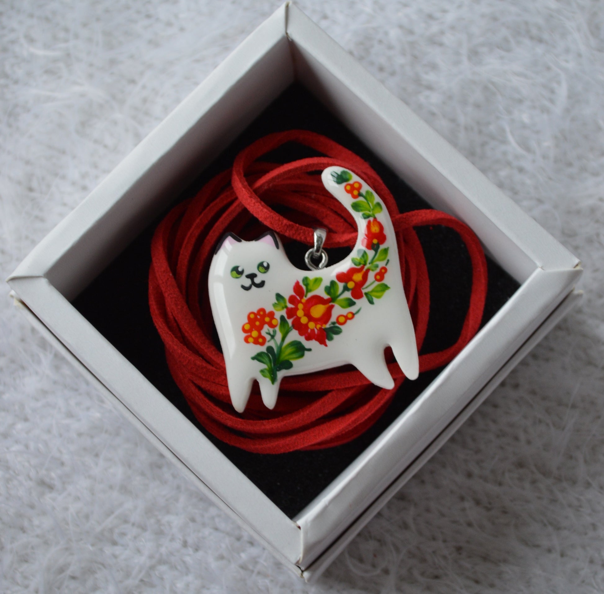 Підвіска "Котик з петриківським розписом". Подвеска котик. Петриківський розпис покритий епоксидною смолою. Купити підвіс котик, кошеня. Малюнок покритий епоксидною смолою. Гарний подарунок дівчині. Подарунок для  дружини.