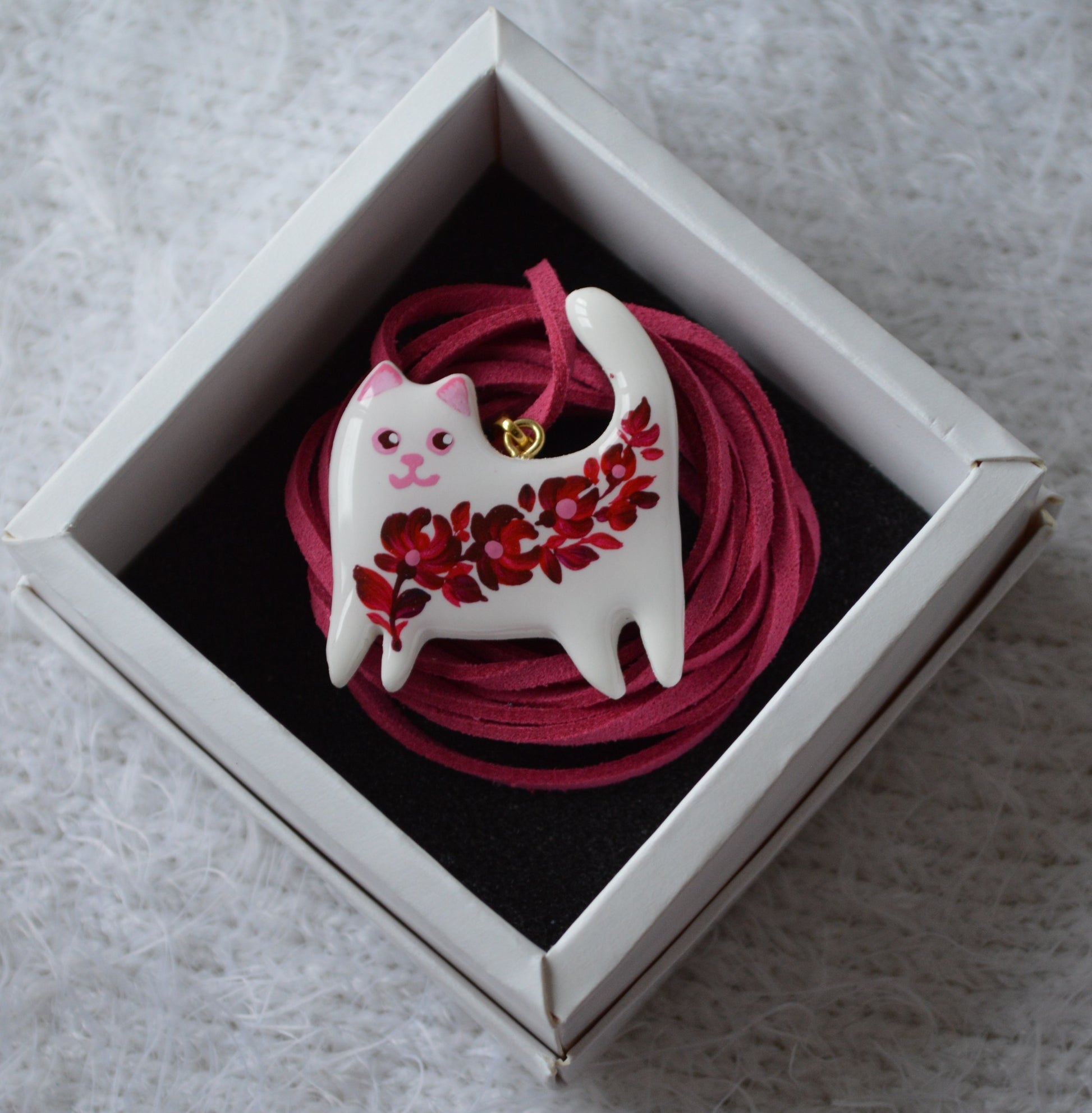 Підвіска "Котик з петриківським розписом". Подвеска котик. Петриківський розпис покритий епоксидною смолою. Купити підвіс котик, кошеня. Малюнок покритий епоксидною смолою. Гарний подарунок дівчині. Подарунок для  дружини.