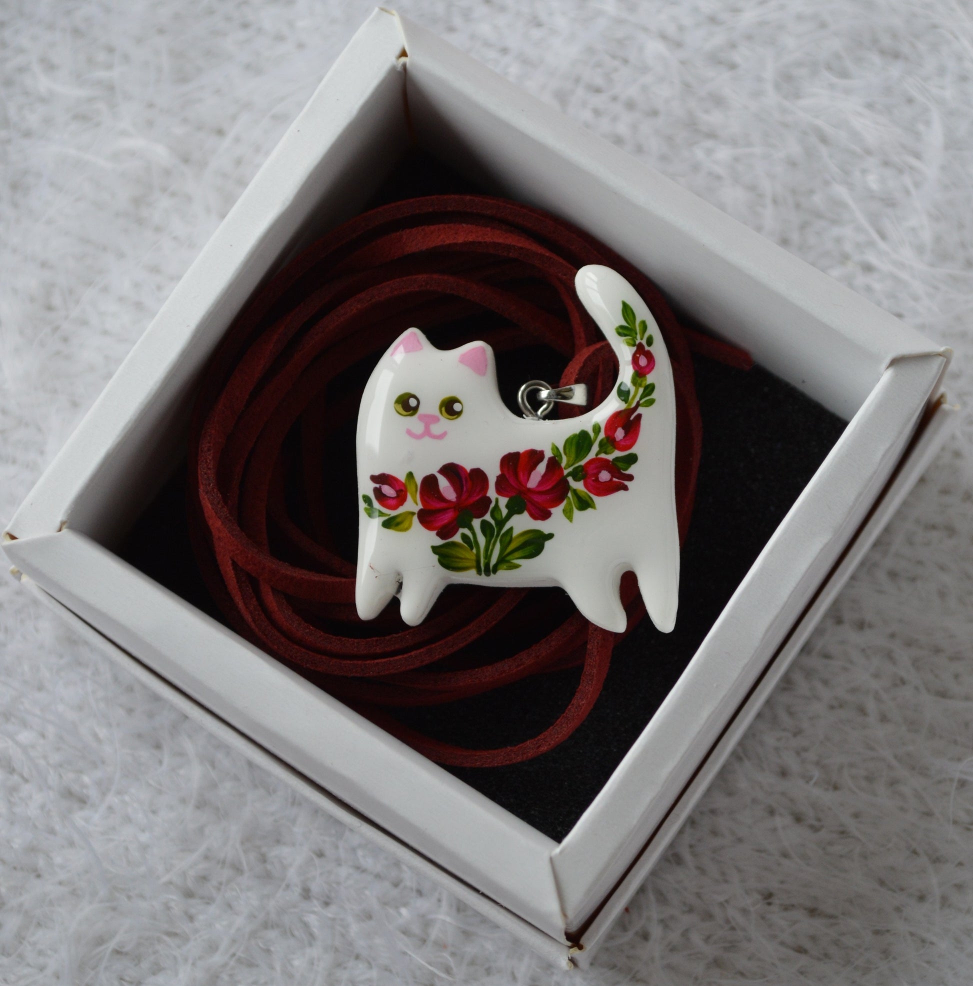 Підвіска "Котик з петриківським розписом". Подвеска котик. Петриківський розпис покритий епоксидною смолою. Купити підвіс котик, кошеня. Малюнок покритий епоксидною смолою. Гарний подарунок дівчині. Подарунок для  дружини.