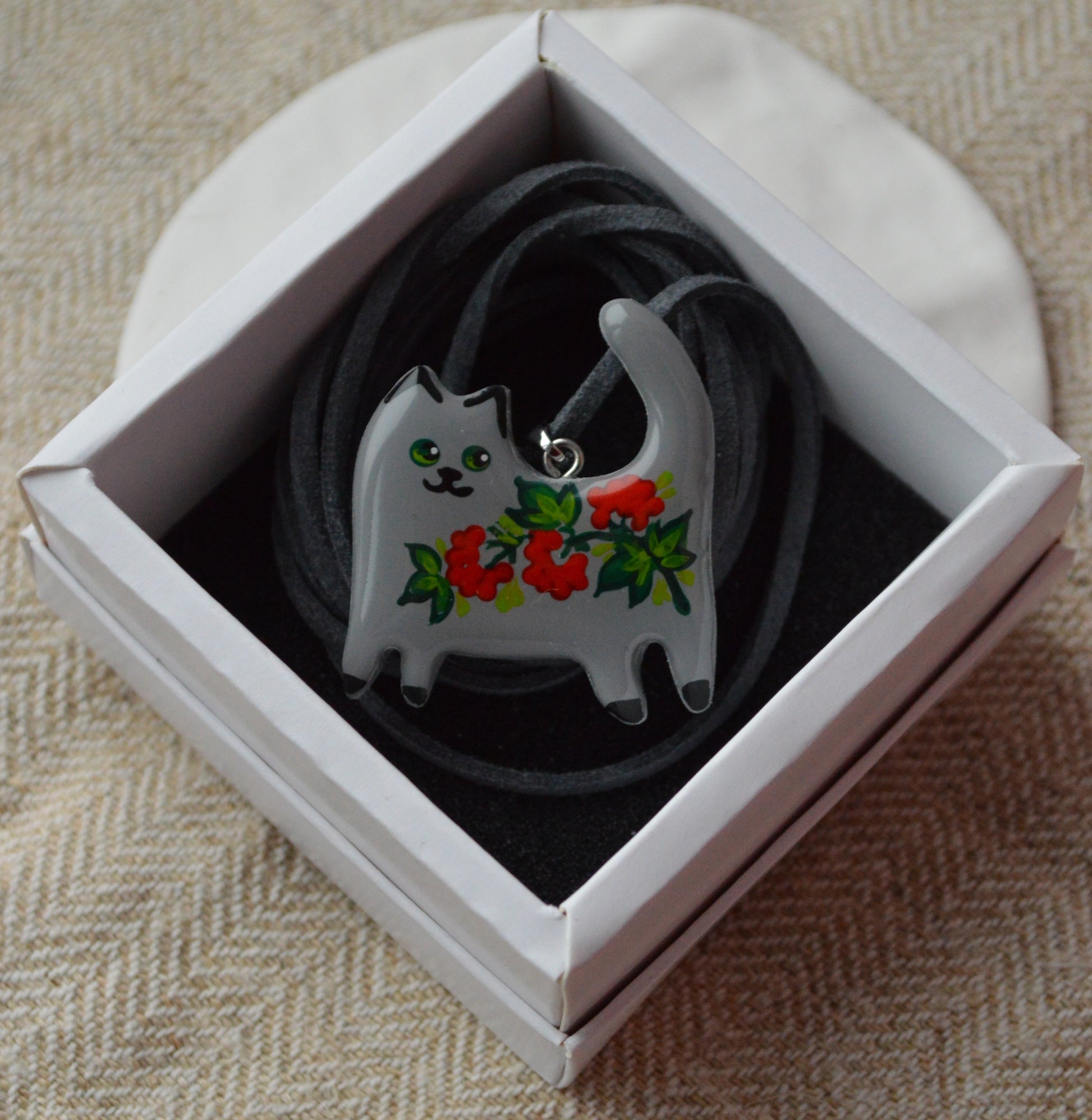 Підвіска "Котик з петриківським розписом". Подвеска котик. Петриківський розпис покритий епоксидною смолою. Купити підвіс котик, кошеня. Малюнок покритий епоксидною смолою. Гарний подарунок дівчині. Подарунок для  дружини.