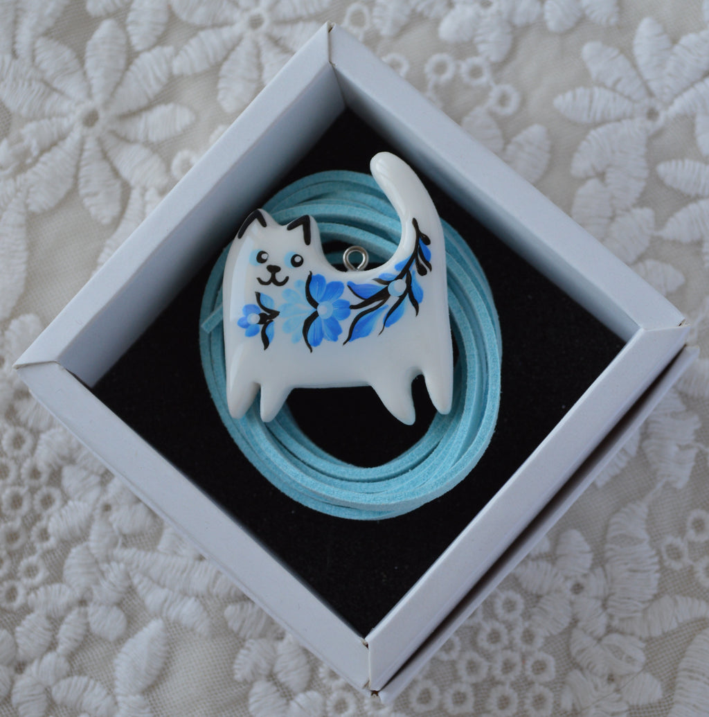 Підвіска на шнурочку "Котик з петриківським розписом". Прикраса ручної роботи з запікаємої поліменої глини. Петриківський розпис покритий епоксидною смолою