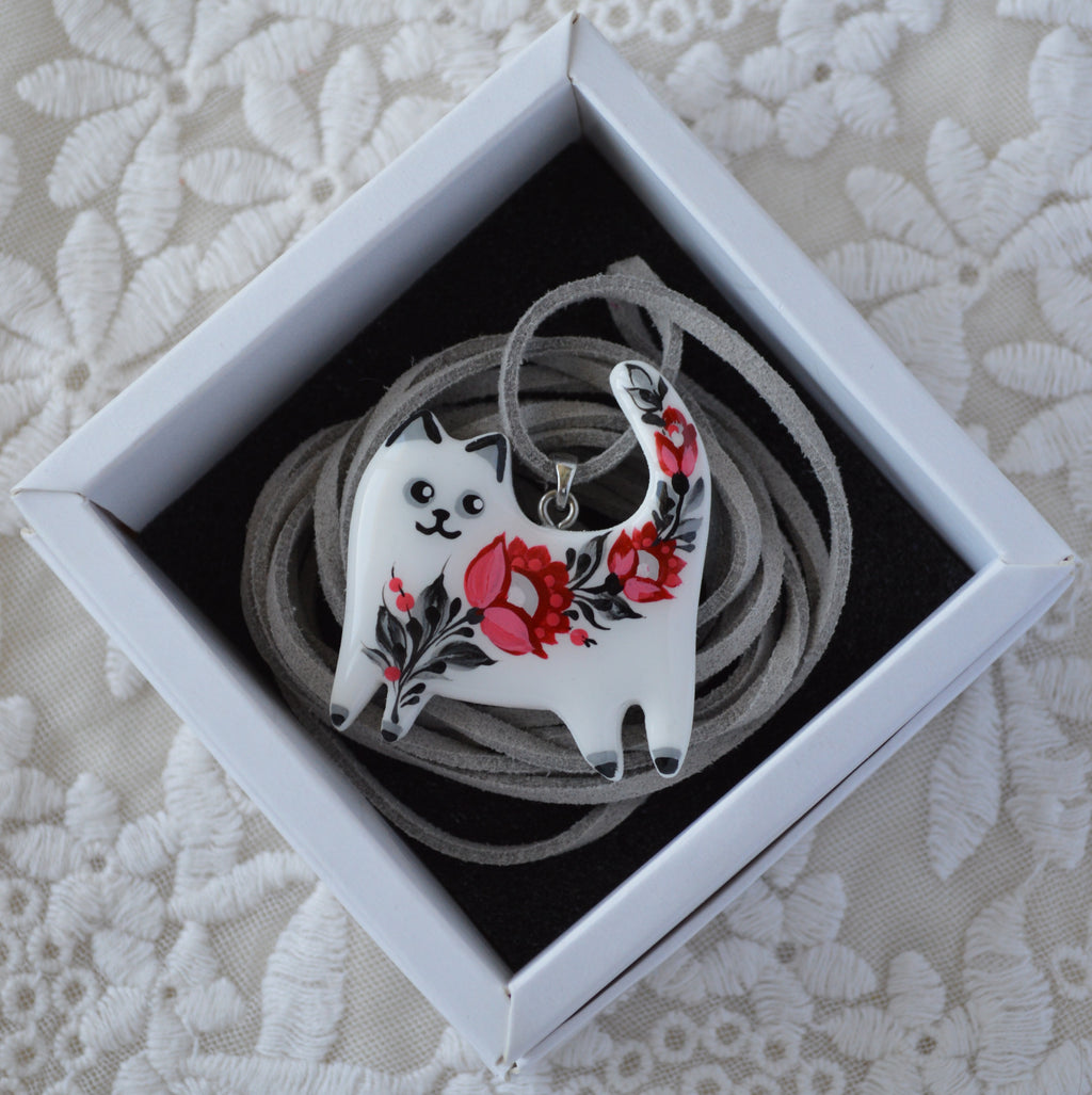 Підвіска на шнурочку "Котик з петриківським розписом". 
Прикраса ручної роботи з запікаємої поліменої глини. Петриківський розпис покритий епоксидною смолою