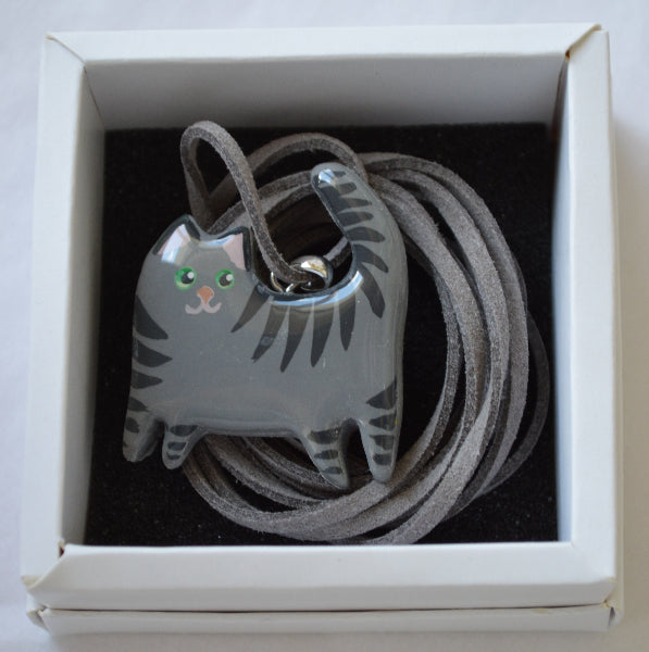 Підвіска на шнурочку "Котик з розписом". Прикраса ручної роботи з запікаємої поліменої глини.