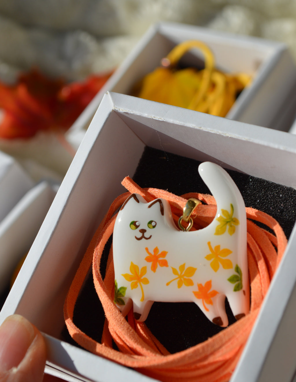 Підвіска на шнурочку "Котик з розписом". Прикраса ручної роботи з запікаємої поліменої глини.