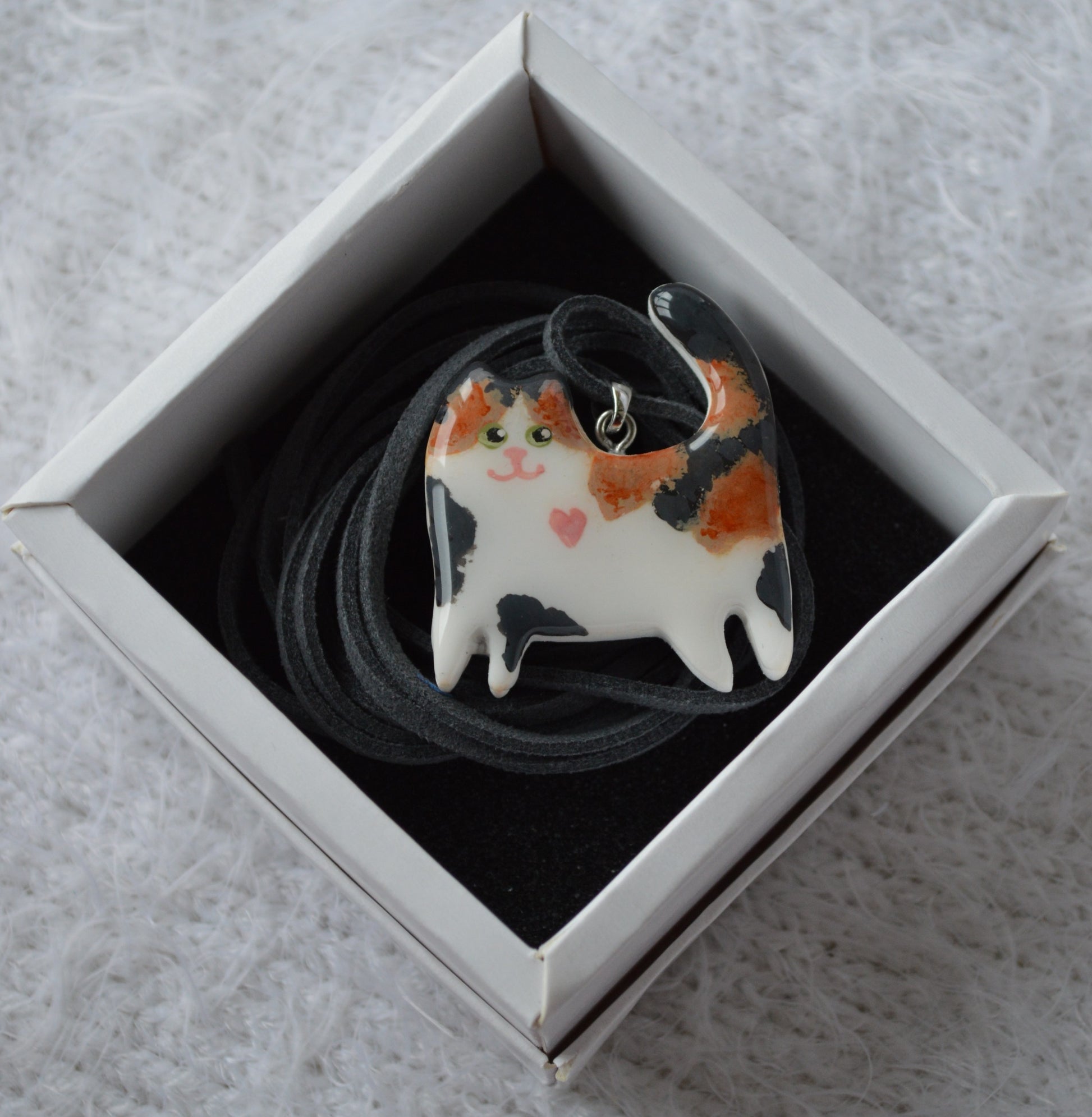 Підвіска "Котик з розписом". Купити прикрасу. Купити підвіс котик, кошеня. Прикраса з малюнком. Котик на шнурочку. Котик з розписом. Подвеска котик.