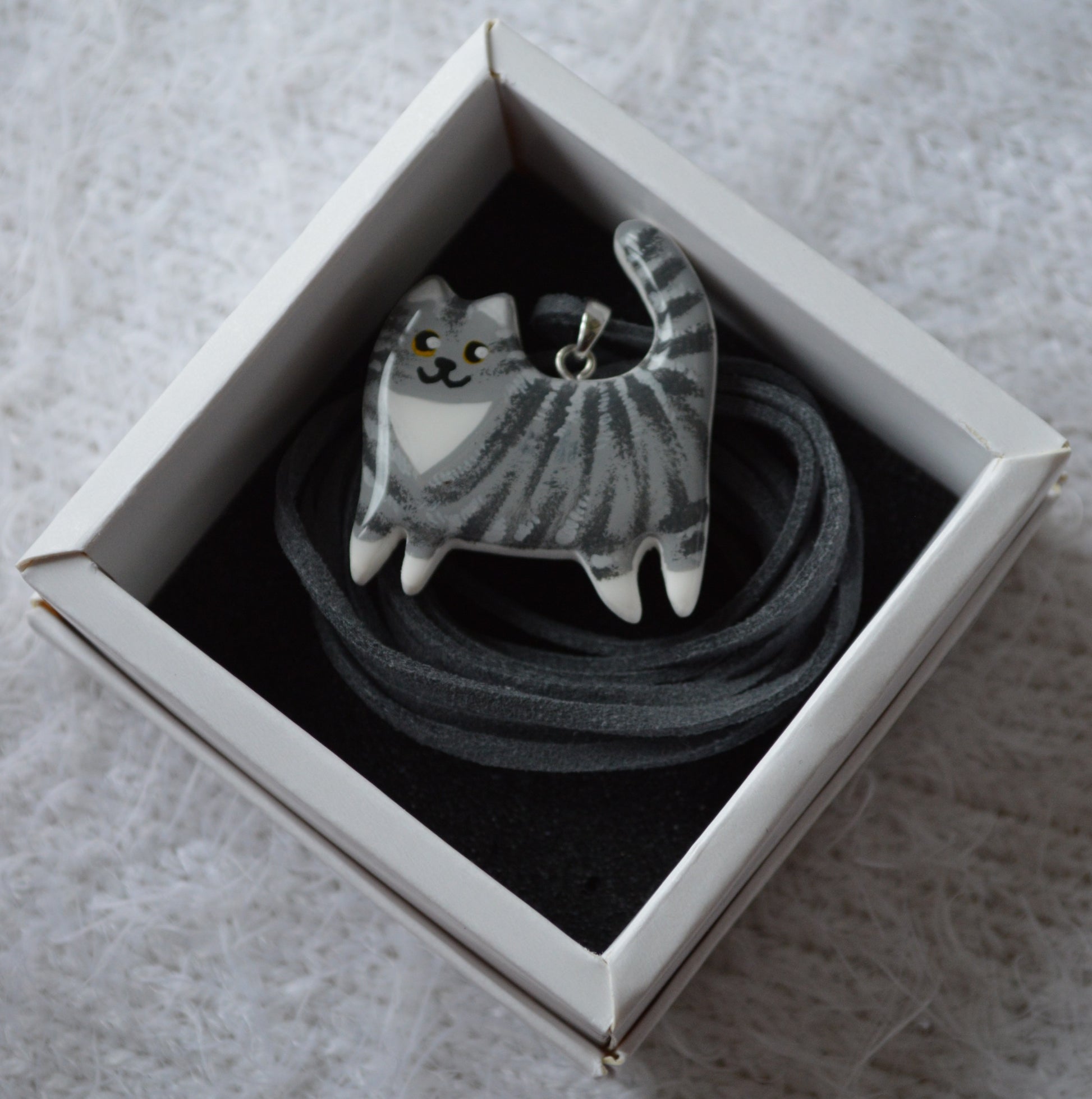 Підвіска "Котик з розписом". Купити прикрасу. Купити підвіс котик, кошеня. Прикраса з малюнком. Котик на шнурочку. Котик з розписом. Подвеска котик.