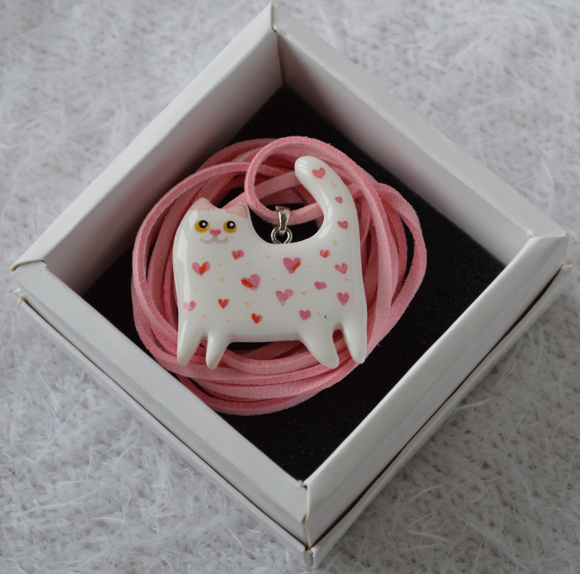 Підвіска "Котик з розписом". Купити прикрасу. Купити підвіс котик, кошеня. Прикраса з малюнком. Котик на шнурочку. Котик з розписом. Подвеска котик.