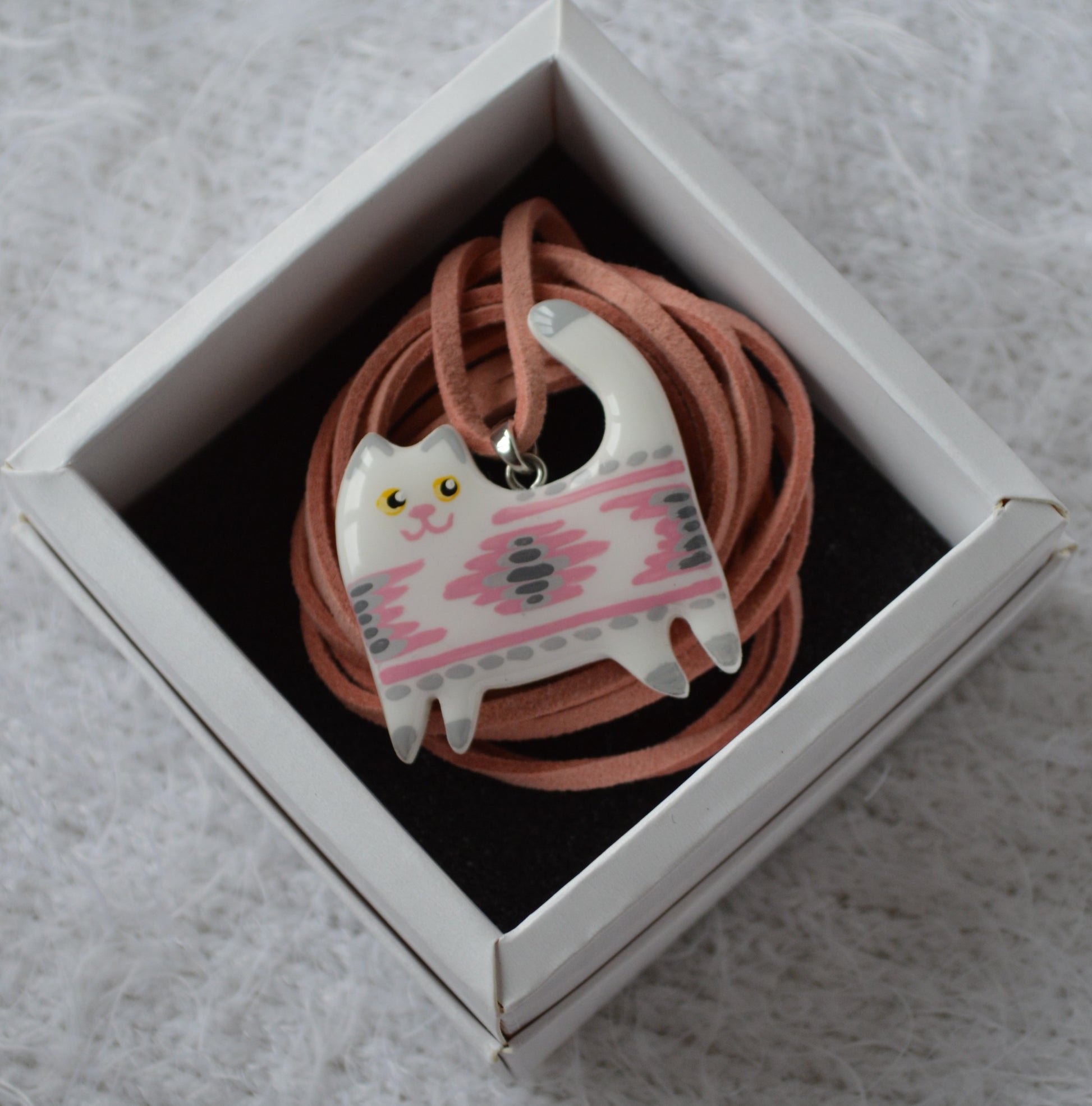 Підвіска "Котик з розписом". Купити прикрасу. Купити підвіс котик, кошеня. Прикраса з малюнком. Котик на шнурочку. Котик з розписом. Подвеска котик.