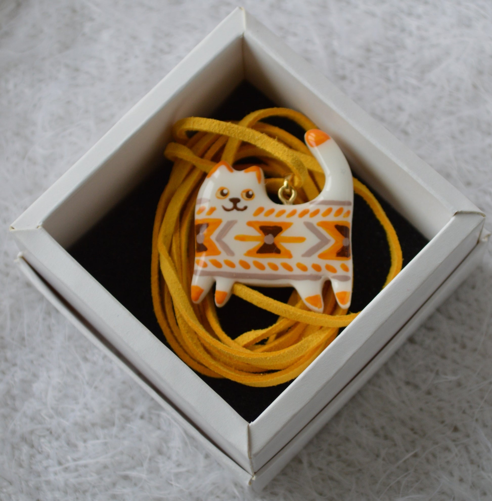 Підвіска "Котик з розписом". Купити прикрасу. Купити підвіс котик, кошеня. Прикраса з малюнком. Котик на шнурочку. Котик з розписом. Подвеска котик.