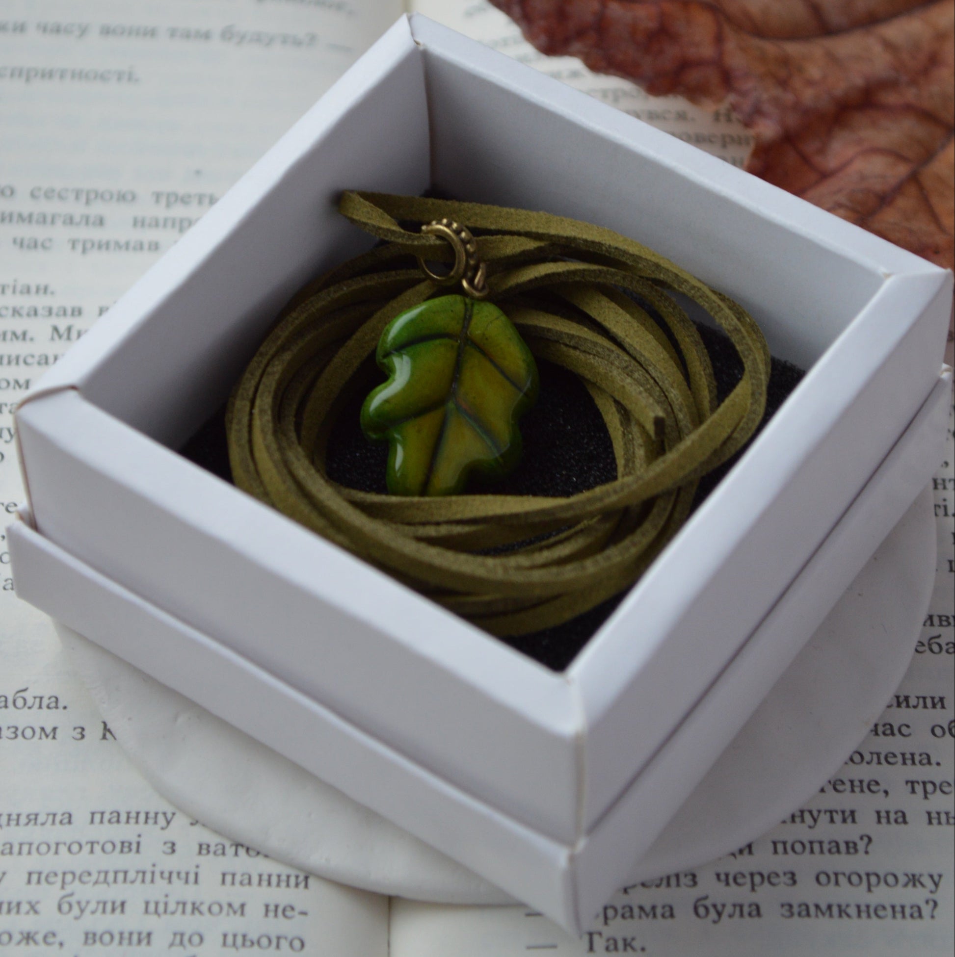 Підвіска "Листочок дубовий". Купити кулон для дівчини. Прикраси на шию. Подвески на шею бижутерия женские. Прикраса у формі дубового листка. Підвіска дубовий листок. Прикраса ручної роботи