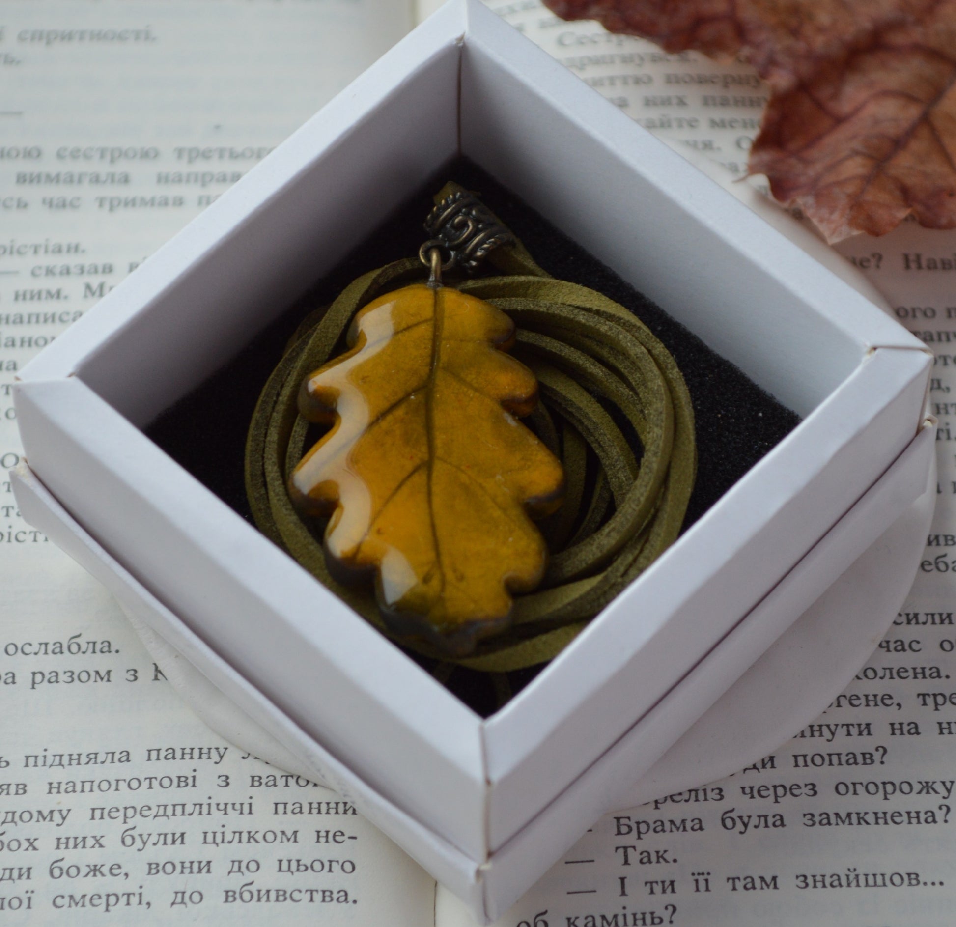 Підвіска "Листок дубовий" листочок. Купити кулон для дівчини. Прикраси на шию. Подвески на шею бижутерия женские. Прикраса у формі дубового листка. Підвіска дубовий листок. Прикраса ручної роботи