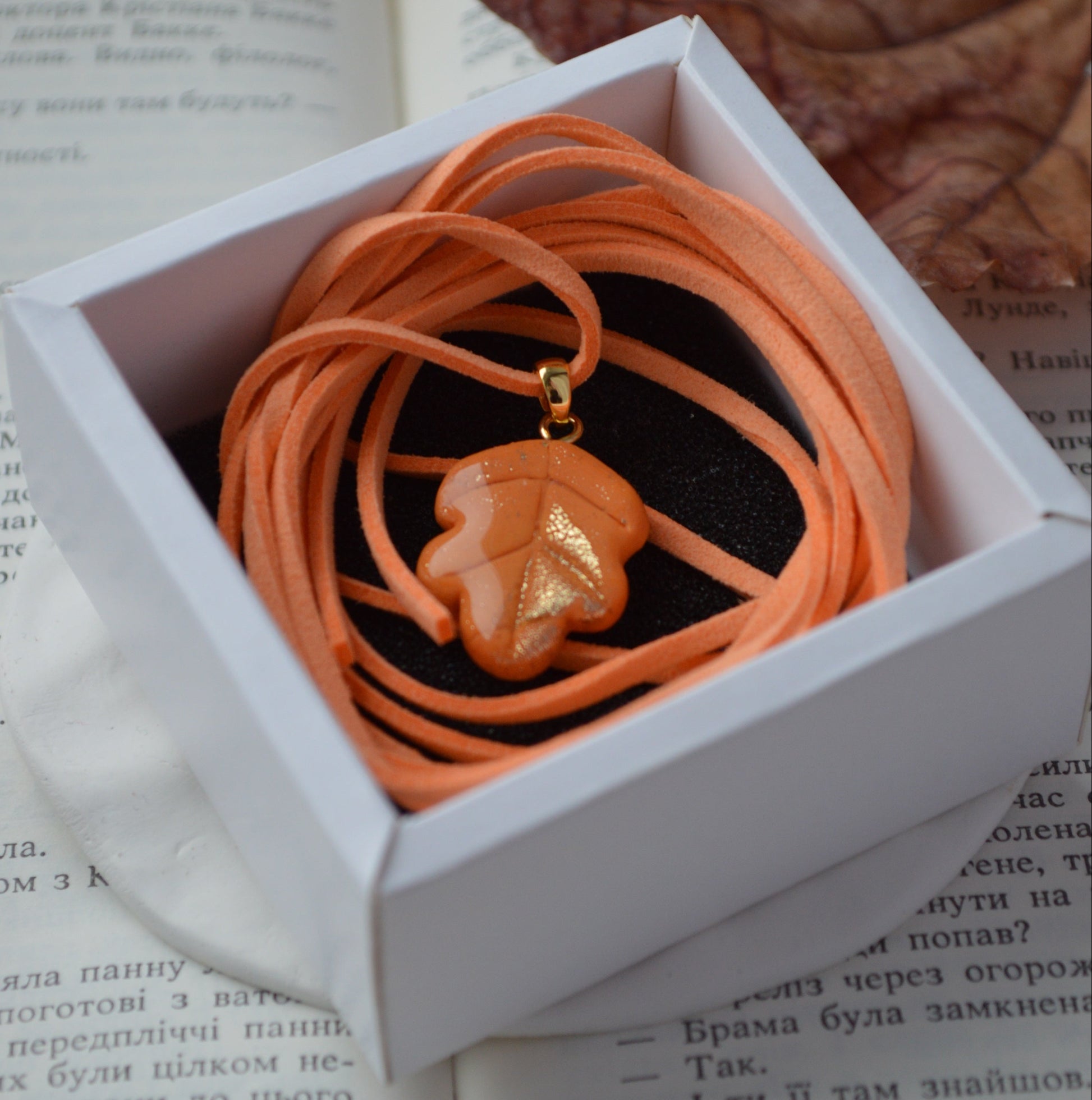 Підвіска "Листочок дубовий". Купити кулон для дівчини. Прикраси на шию. Подвески на шею бижутерия женские. Прикраса у формі дубового листка. Підвіска дубовий листок. Прикраса ручної роботи