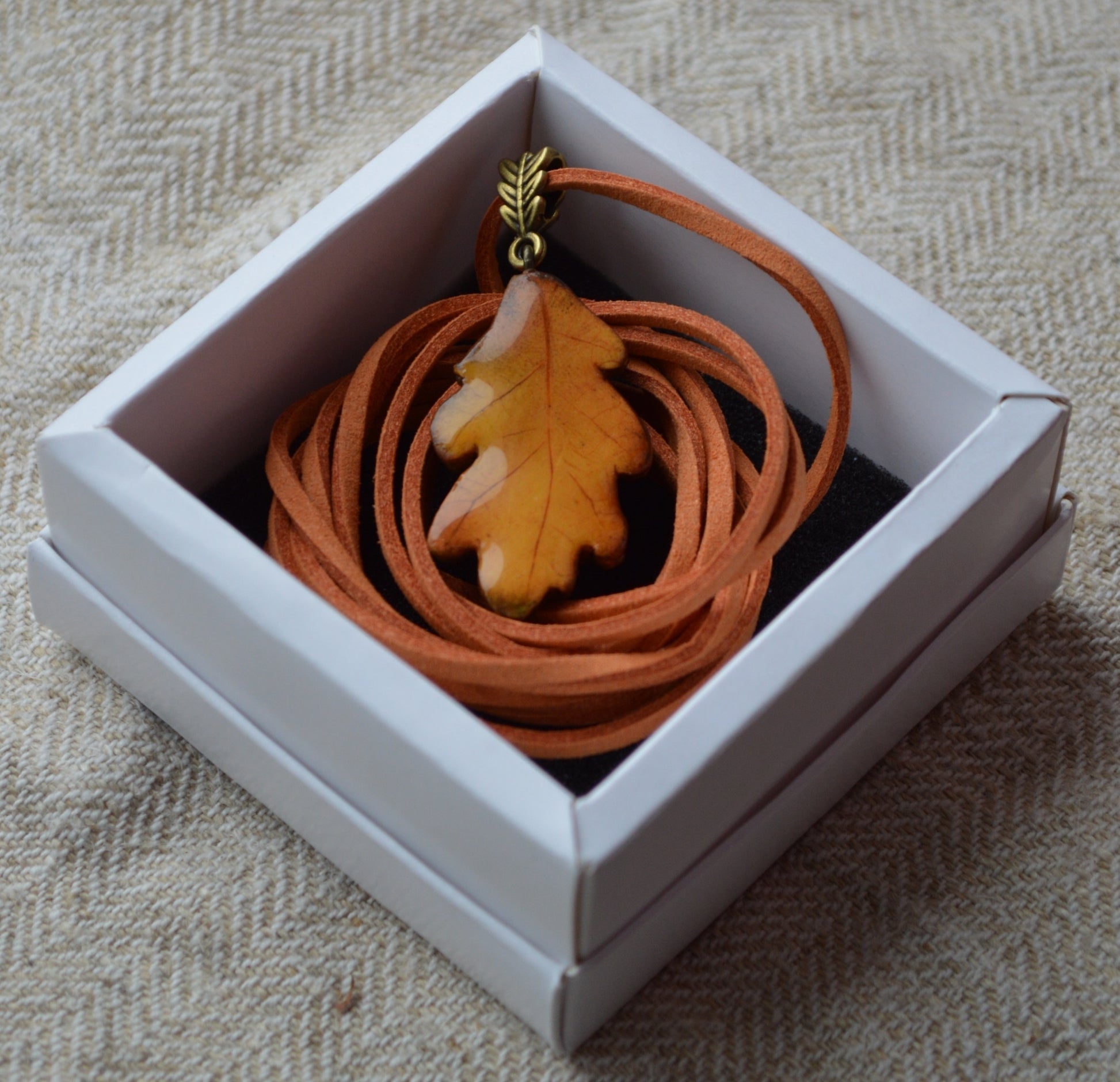 Підвіска "Листок дубовий" листочок. Купити кулон для дівчини. Прикраси на шию. Подвески на шею бижутерия женские. Прикраса у формі дубового листка. Підвіска дубовий листок. Прикраса ручної роботи