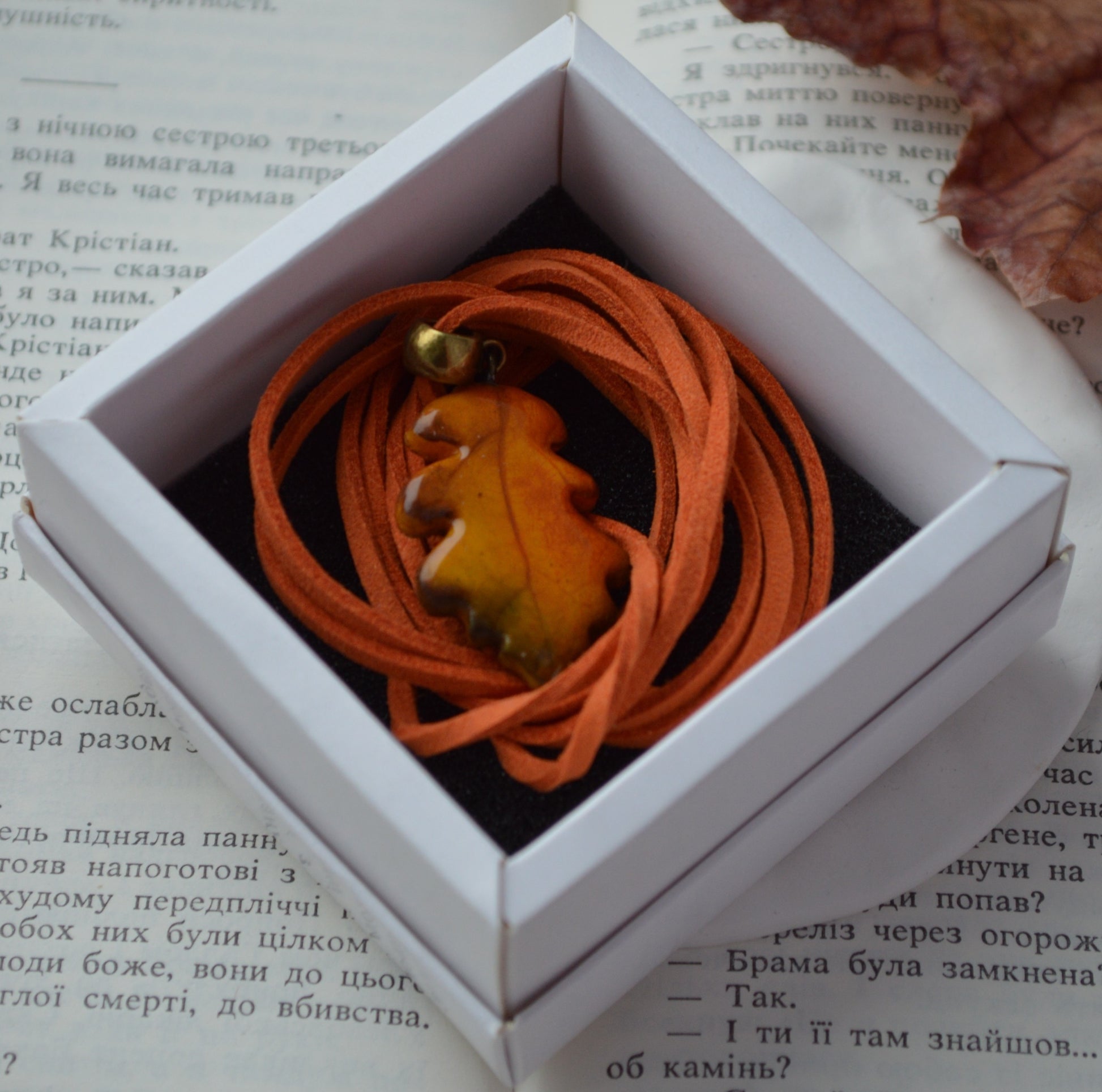 Підвіска "Листок дубовий" листочок. Купити кулон для дівчини. Прикраси на шию. Подвески на шею бижутерия женские. Прикраса у формі дубового листка. Підвіска дубовий листок. Прикраса ручної роботи