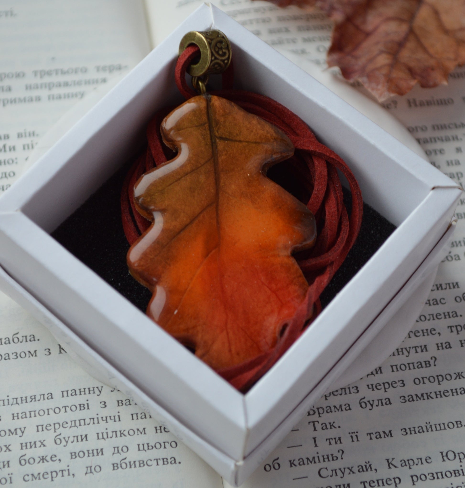 Підвіска "Листок дубовий" листочок. Купити кулон для дівчини. Прикраси на шию. Подвески на шею бижутерия женские. Прикраса у формі дубового листка. Підвіска дубовий листок. Прикраса ручної роботи