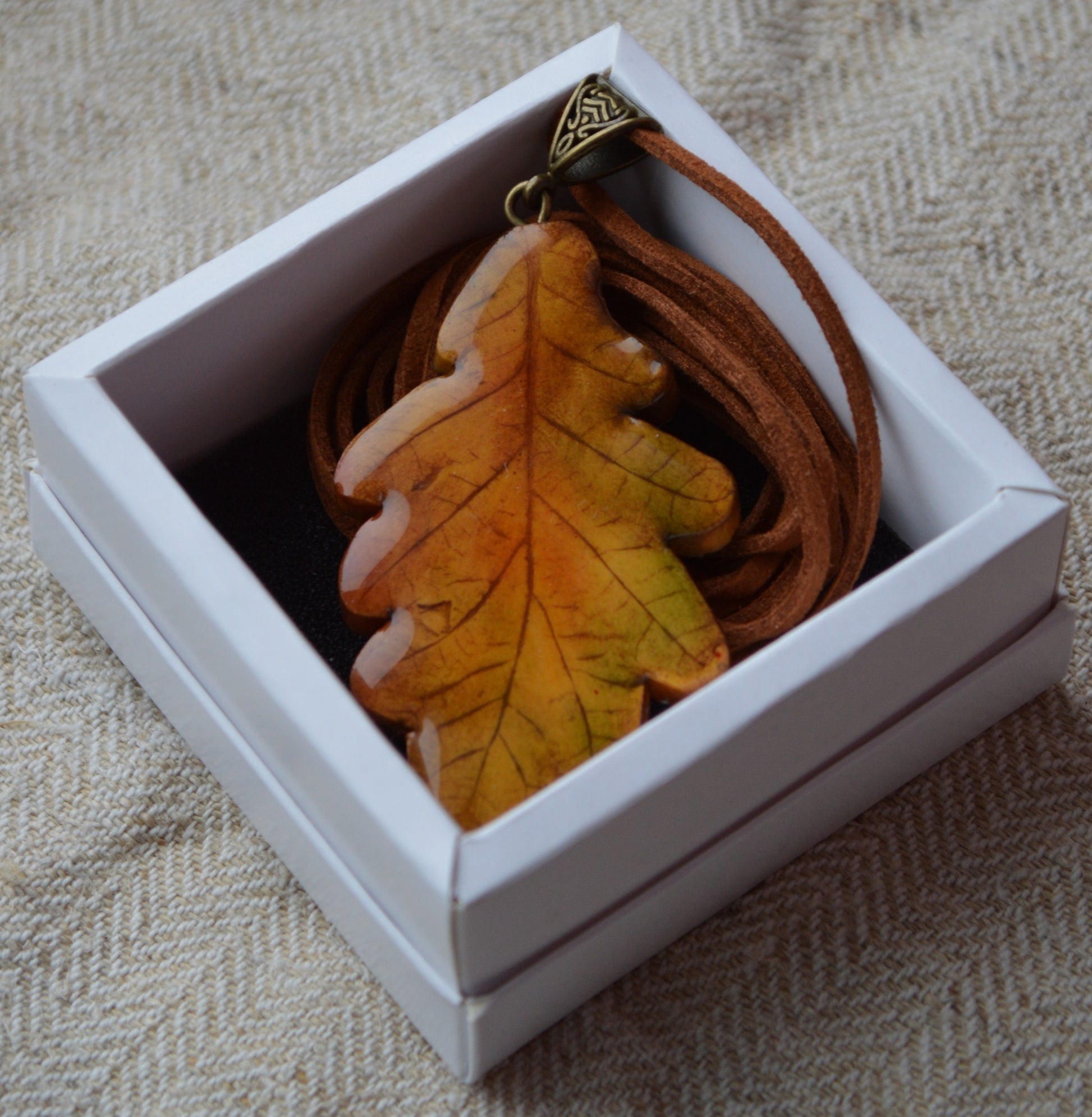 Підвіска "Листок дубовий". Купити кулон для дівчини. Прикраси на шию. Подвески на шею бижутерия женские. Прикраса у формі дубового листка. Підвіска дубовий листок. Прикраса ручної роботи