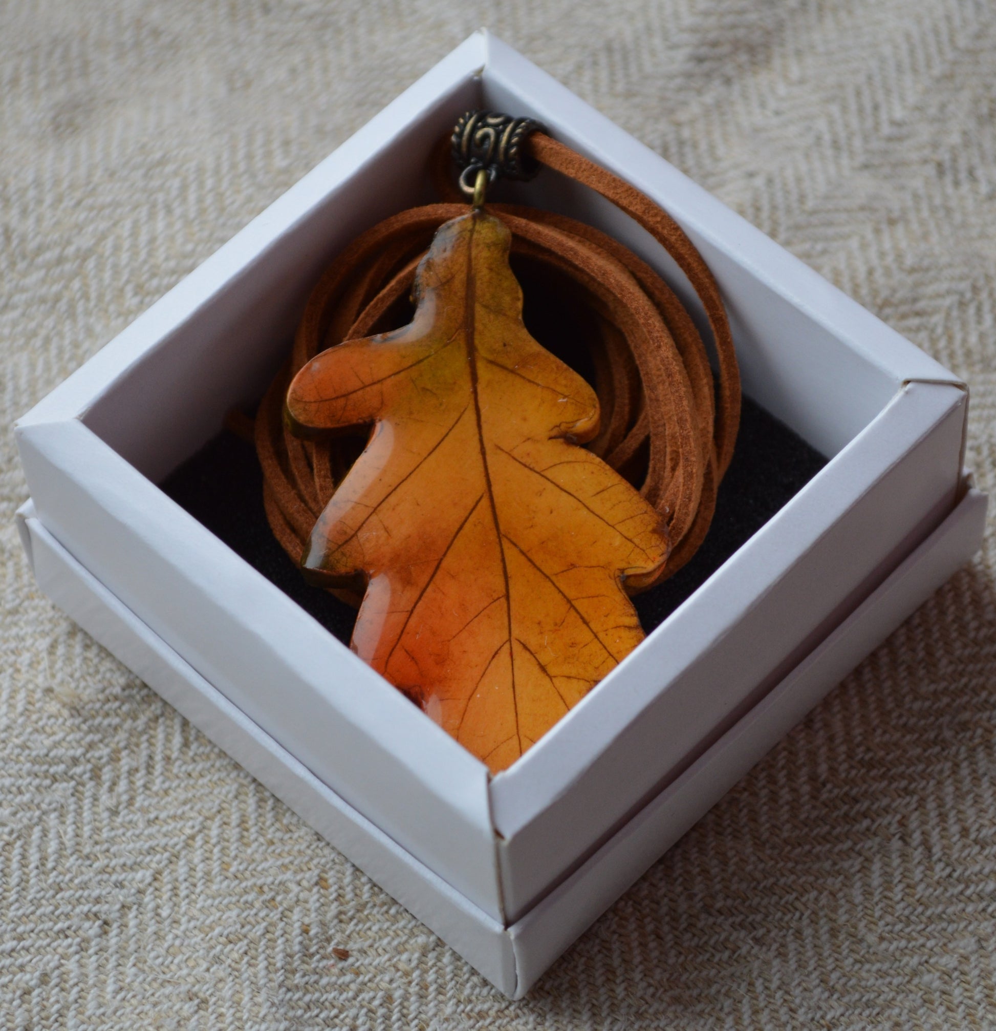 Підвіска "Листок дубовий". Купити кулон для дівчини. Прикраси на шию. Подвески на шею бижутерия женские. Прикраса у формі дубового листка. Підвіска дубовий листок. Прикраса ручної роботи