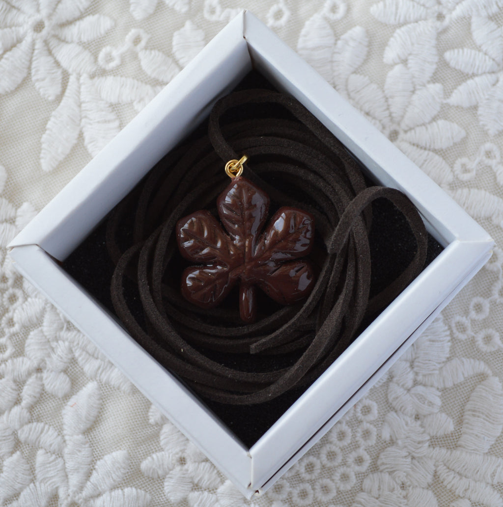 Підвіска на шнурочку "Листок Каштановий". 
Прикраса у формі каштанового листка. Підвіска каштановий листок. Розмальваний листок. Прикраса ручної роботи з запікаємої поліменої глини. Шнурок - екозамша.