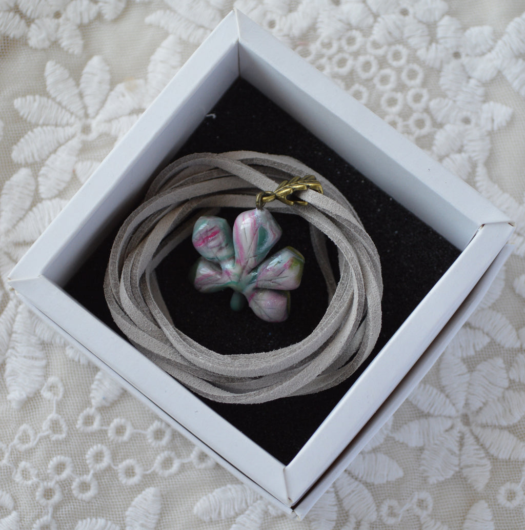 Підвіска "Листок каштановий". Украшения на шею купить. Прикраса у формі каштанового листка. Киевский каштановый листочек. Підвіска каштановий листок. Розмальваний листок.