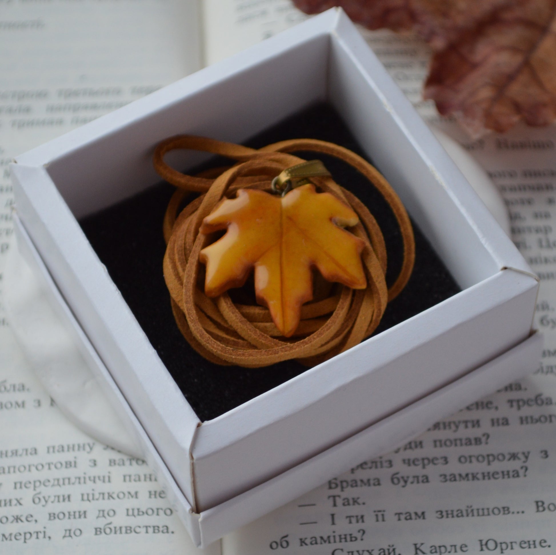 Підвіс листок. Підвіска на шию кулон. Підвіска на сумку. Підвіска в авто. Прикраси на шию. Підвіски на шию. Довга підвіска на шию. Купити кулон для дівчини. Подвеска. Подвески. Подвеска на шею. Подвески на шею женские. Подвески на шею бижутерия. Украшения на шею. Украшения бижутерия. Украшения бижутерия на шею. Украшения купить. Украшения ручной работы. Женские украшения бижутерия.