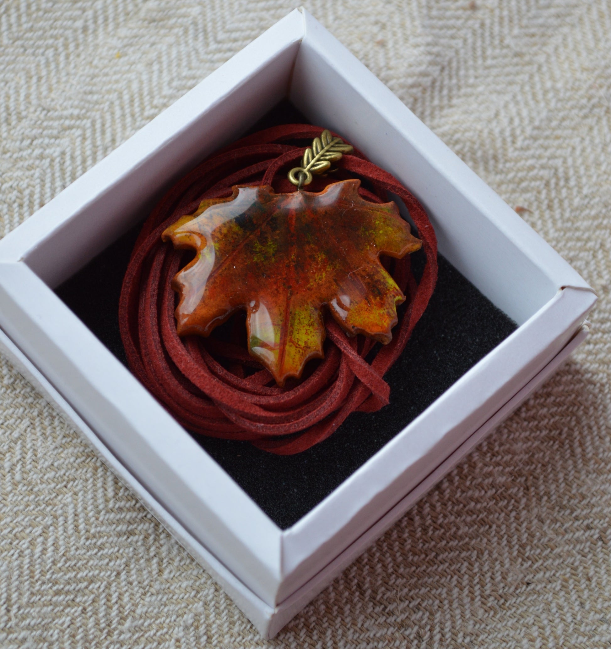 Підвіс листок кленовий листочок. Підвіска на шию кулон. Підвіска на сумку. Підвіска в авто. Прикраси на шию. Підвіски на шию. Довга підвіска на шию. Купити кулон для дівчини. Подвеска. Подвески. Подвеска на шею. Подвески на шею женские. Подвески на шею бижутерия. Украшения на шею. Украшения бижутерия. Украшения бижутерия на шею. Украшения купить. Украшения ручной работы. Женские украшения бижутерия.