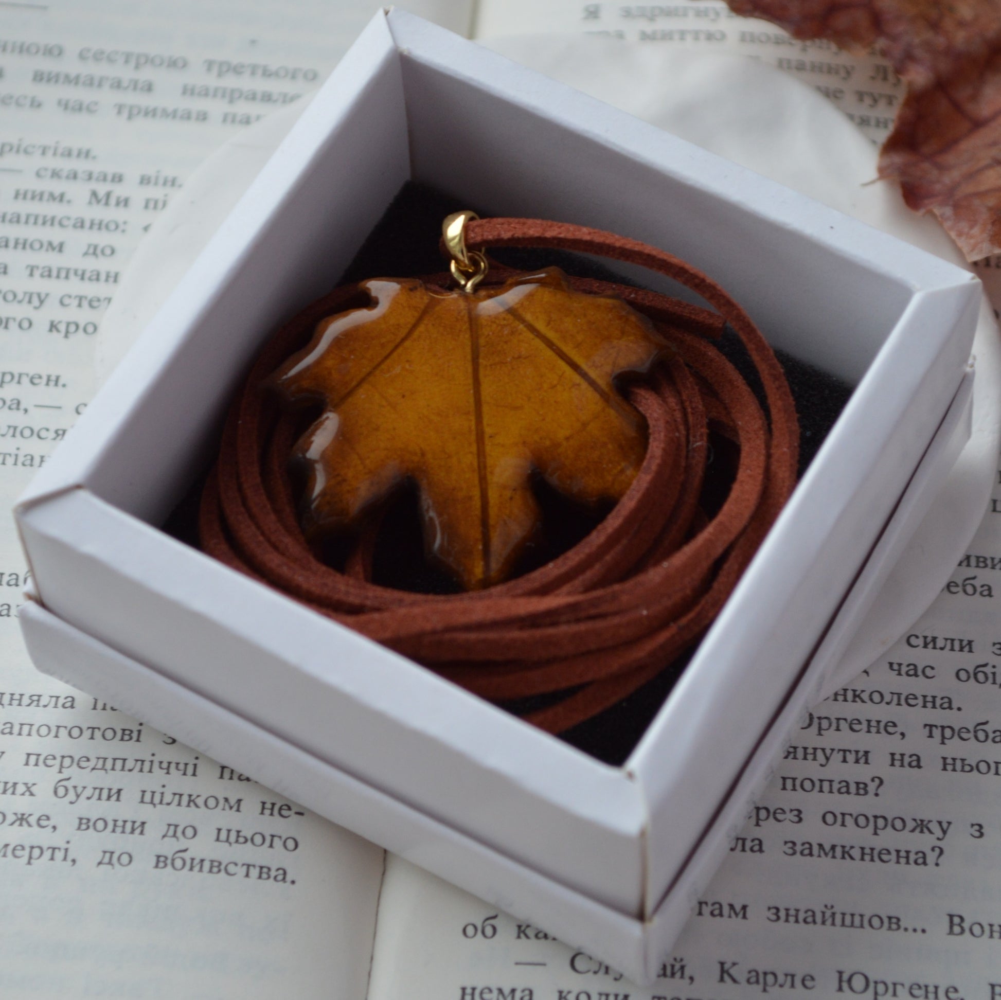 Підвіска на шнурочку "Листок клена".  
Прикраса у формі листка клена. Підвіска листок клена. Реалістичний листок клена. Прикраса ручної роботи з запікаємої поліменої глини. Шнурок - екозамша.