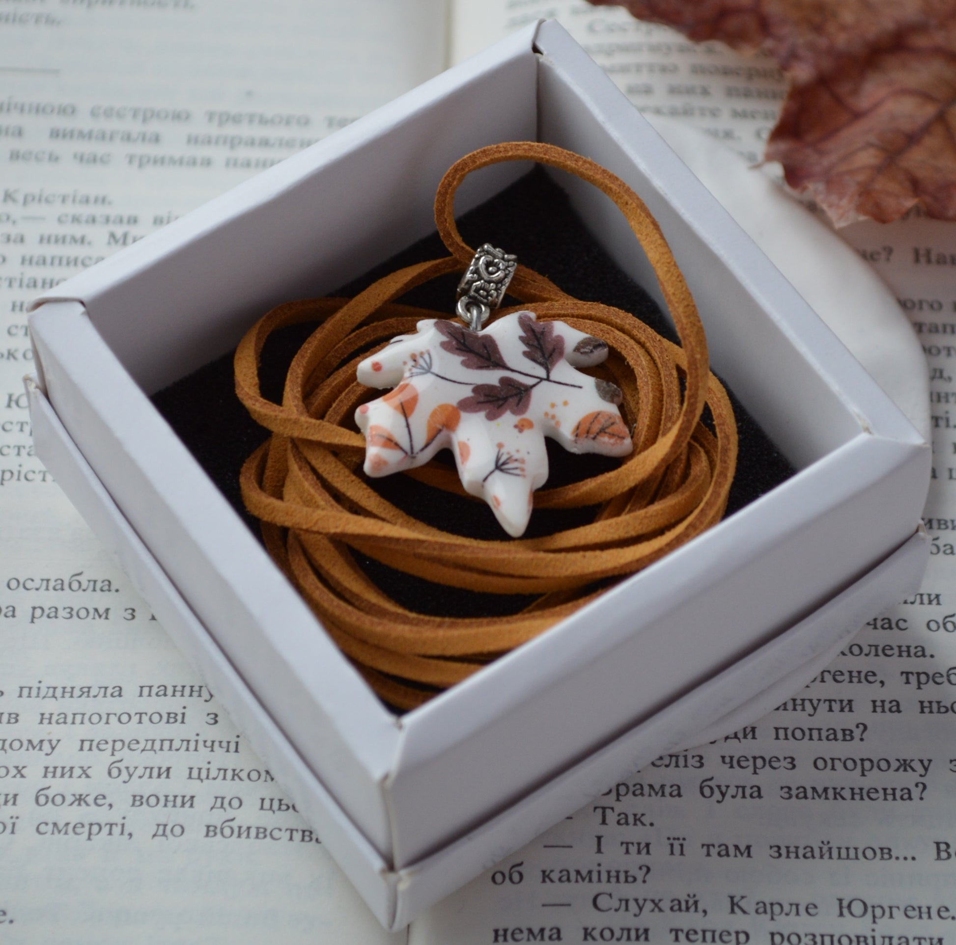 Підвіс листок. Підвіска на шию кулон. Підвіска на сумку. Підвіска в авто. Прикраси на шию. Підвіски на шию. Довга підвіска на шию. Купити кулон для дівчини. Подвеска. Подвески. Подвеска на шею. Подвески на шею женские. Подвески на шею бижутерия. Украшения на шею. Украшения бижутерия. Украшения бижутерия на шею. Украшения купить. Украшения ручной работы. Женские украшения бижутерия.