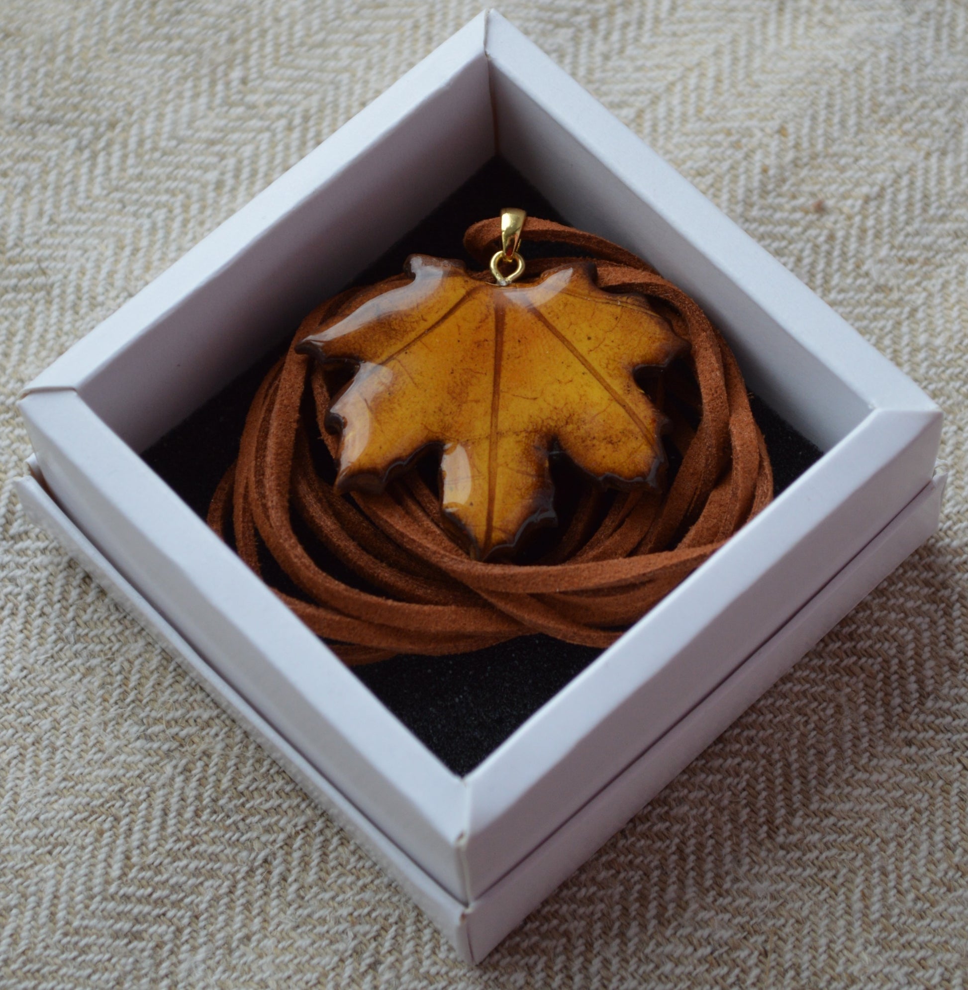 Підвіс листок. Підвіска на шию кулон. Підвіска на сумку. Підвіска в авто. Прикраси на шию. Підвіски на шию. Довга підвіска на шию. Купити кулон для дівчини. Подвеска. Подвески. Подвеска на шею. Подвески на шею женские. Подвески на шею бижутерия. Украшения на шею. Украшения бижутерия. Украшения бижутерия на шею. Украшения купить. Украшения ручной работы. Женские украшения бижутерия.