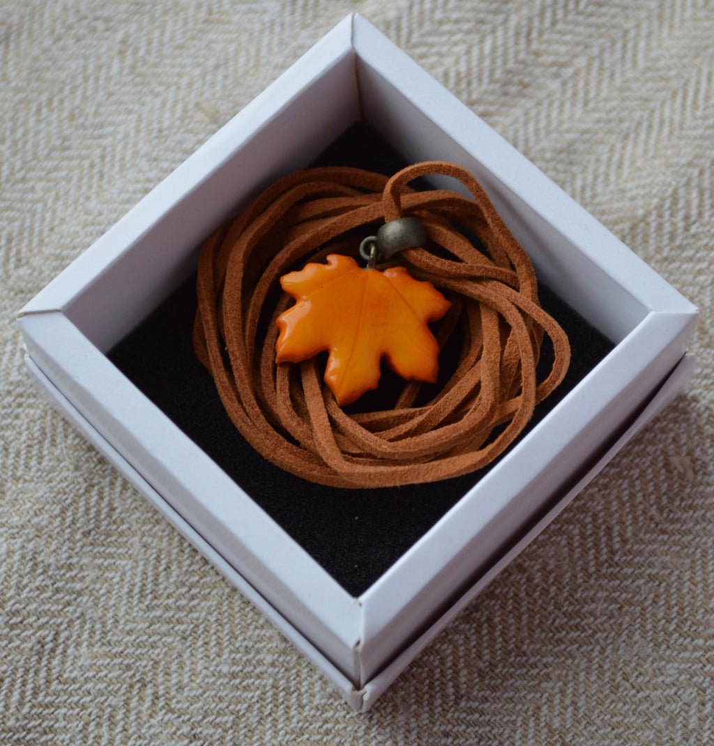 Підвіска на шнурочку "Листок клена". 
Прикраса у формі листка клена. Підвіска листок клена. Реалістичний листок клена. Прикраса ручної роботи з запікаємої поліменої глини. Шнурок - екозамша.