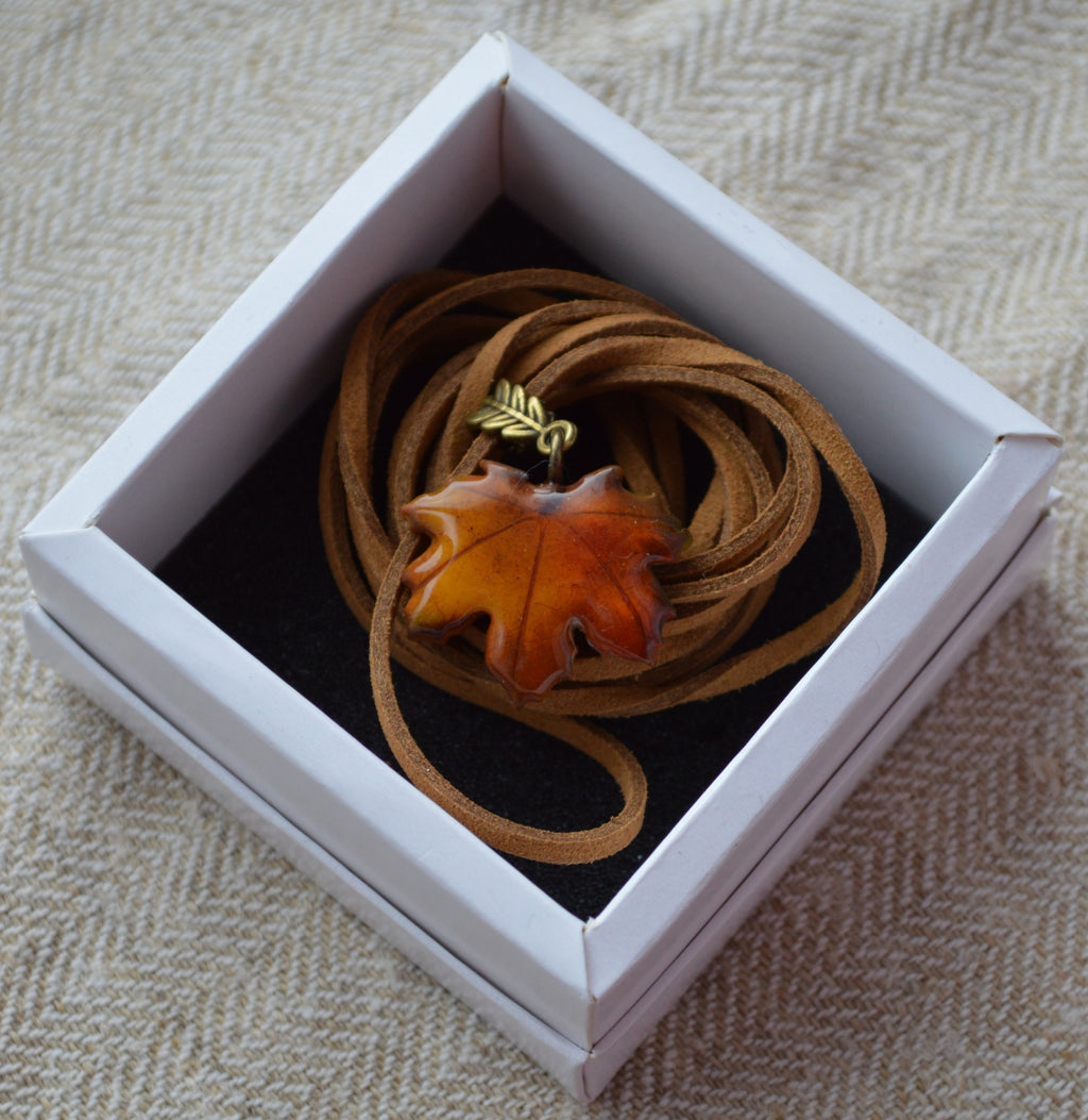 Підвіс листок. Підвіска на шию кулон. Підвіска на сумку. Підвіска в авто. Прикраси на шию. Підвіски на шию. Довга підвіска на шию. Купити кулон для дівчини. Подвеска. Подвески. Подвеска на шею. Подвески на шею женские. Подвески на шею бижутерия. Украшения на шею. Украшения бижутерия. Украшения бижутерия на шею. Украшения купить. Украшения ручной работы. Женские украшения бижутерия.