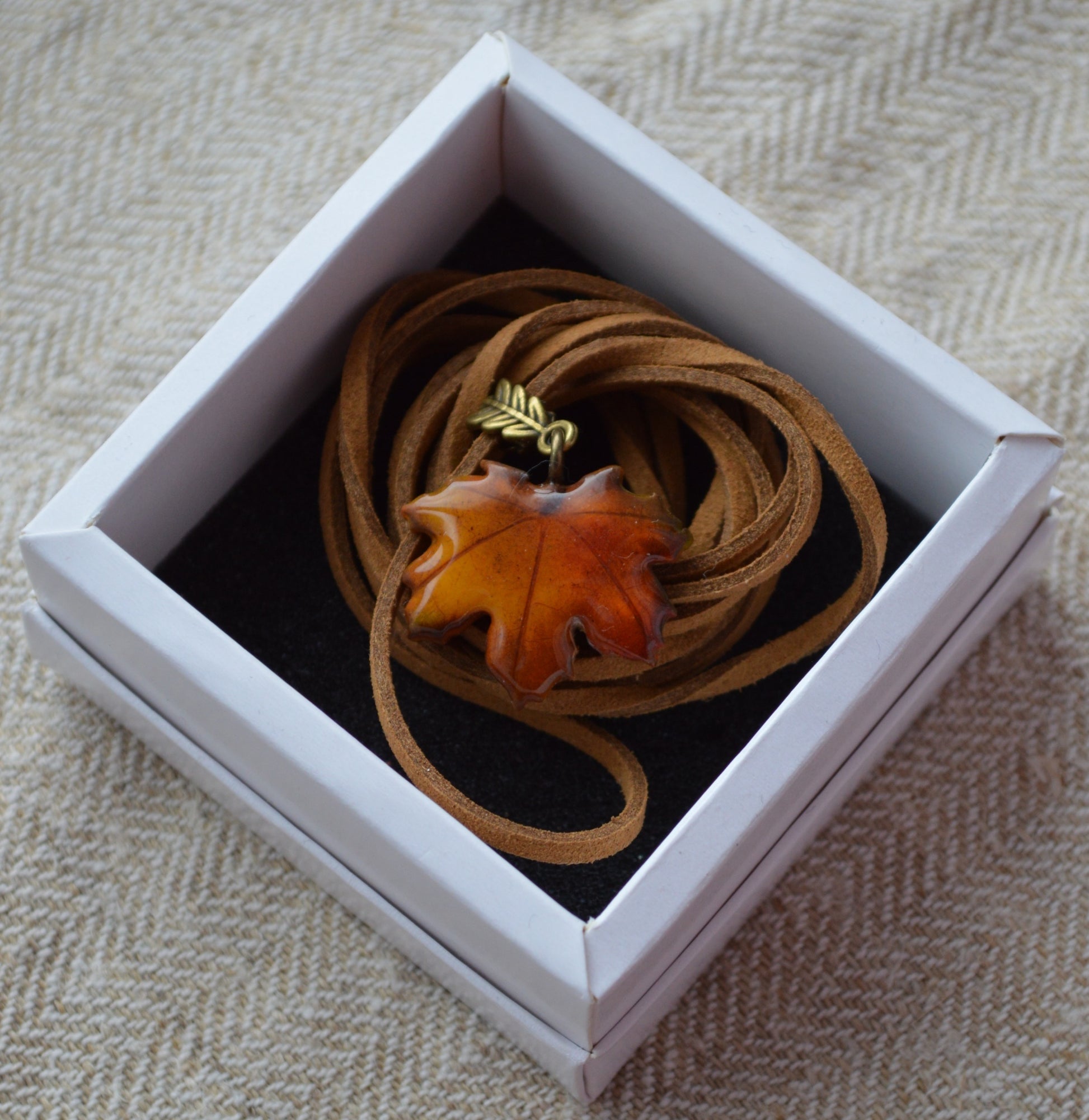 Підвіс листок. Підвіска на шию кулон. Підвіска на сумку. Підвіска в авто. Прикраси на шию. Підвіски на шию. Довга підвіска на шию. Купити кулон для дівчини. Подвеска. Подвески. Подвеска на шею. Подвески на шею женские. Подвески на шею бижутерия. Украшения на шею. Украшения бижутерия. Украшения бижутерия на шею. Украшения купить. Украшения ручной работы. Женские украшения бижутерия.