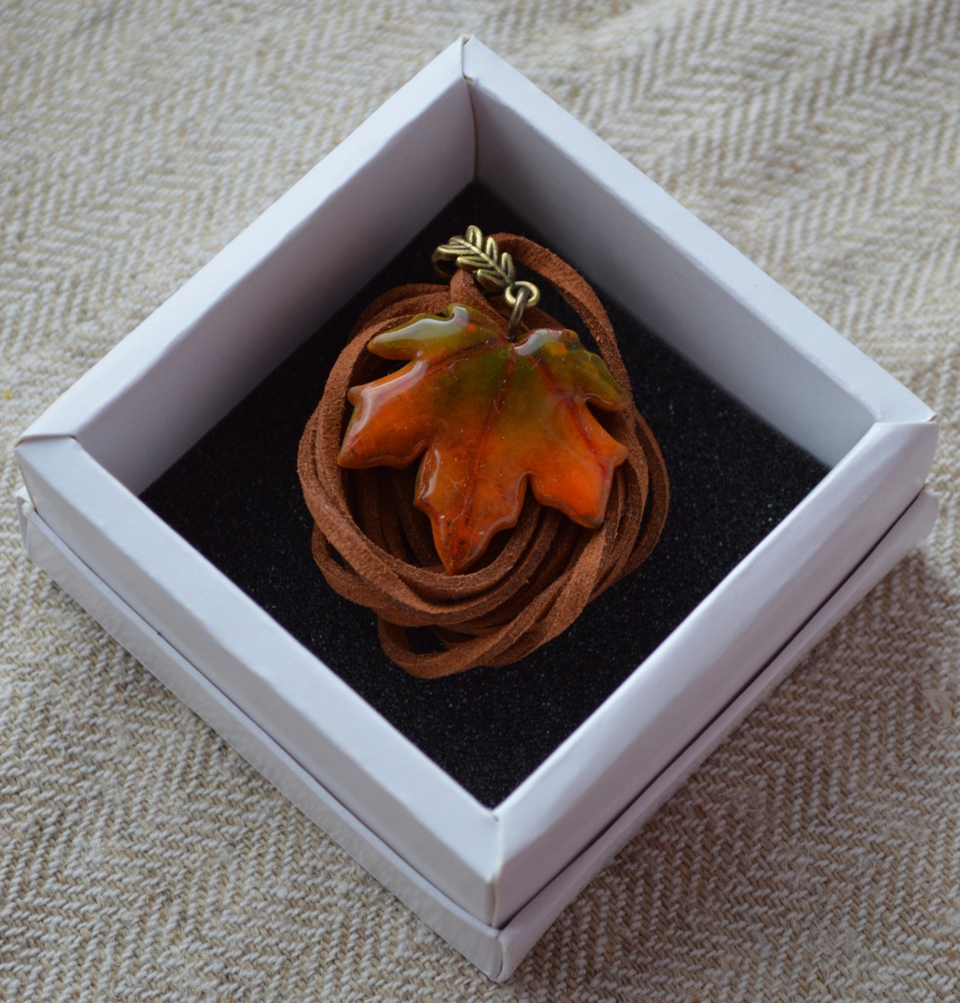 Підвіс листок. Підвіска на шию кулон. Підвіска на сумку. Підвіска в авто. Прикраси на шию. Підвіски на шию. Довга підвіска на шию. Купити кулон для дівчини. Подвеска. Подвески. Подвеска на шею. Подвески на шею женские. Подвески на шею бижутерия. Украшения на шею. Украшения бижутерия. Украшения бижутерия на шею. Украшения купить. Украшения ручной работы. Женские украшения бижутерия.