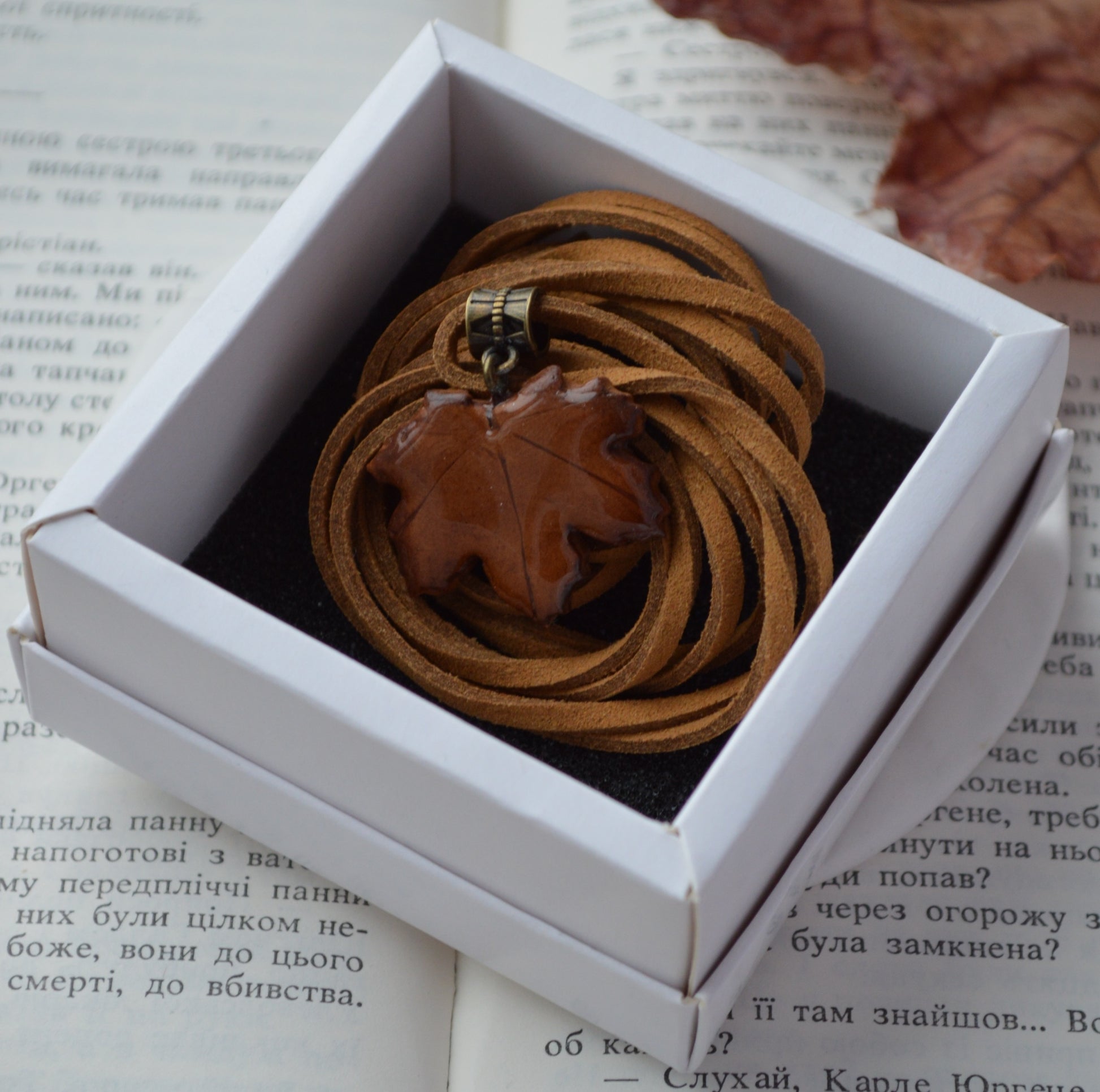 Підвіс листок. Підвіска на шию кулон. Підвіска на сумку. Підвіска в авто. Прикраси на шию. Підвіски на шию. Довга підвіска на шию. Купити кулон для дівчини. Подвеска. Подвески. Подвеска на шею. Подвески на шею женские. Подвески на шею бижутерия. Украшения на шею. Украшения бижутерия. Украшения бижутерия на шею. Украшения купить. Украшения ручной работы. Женские украшения бижутерия.