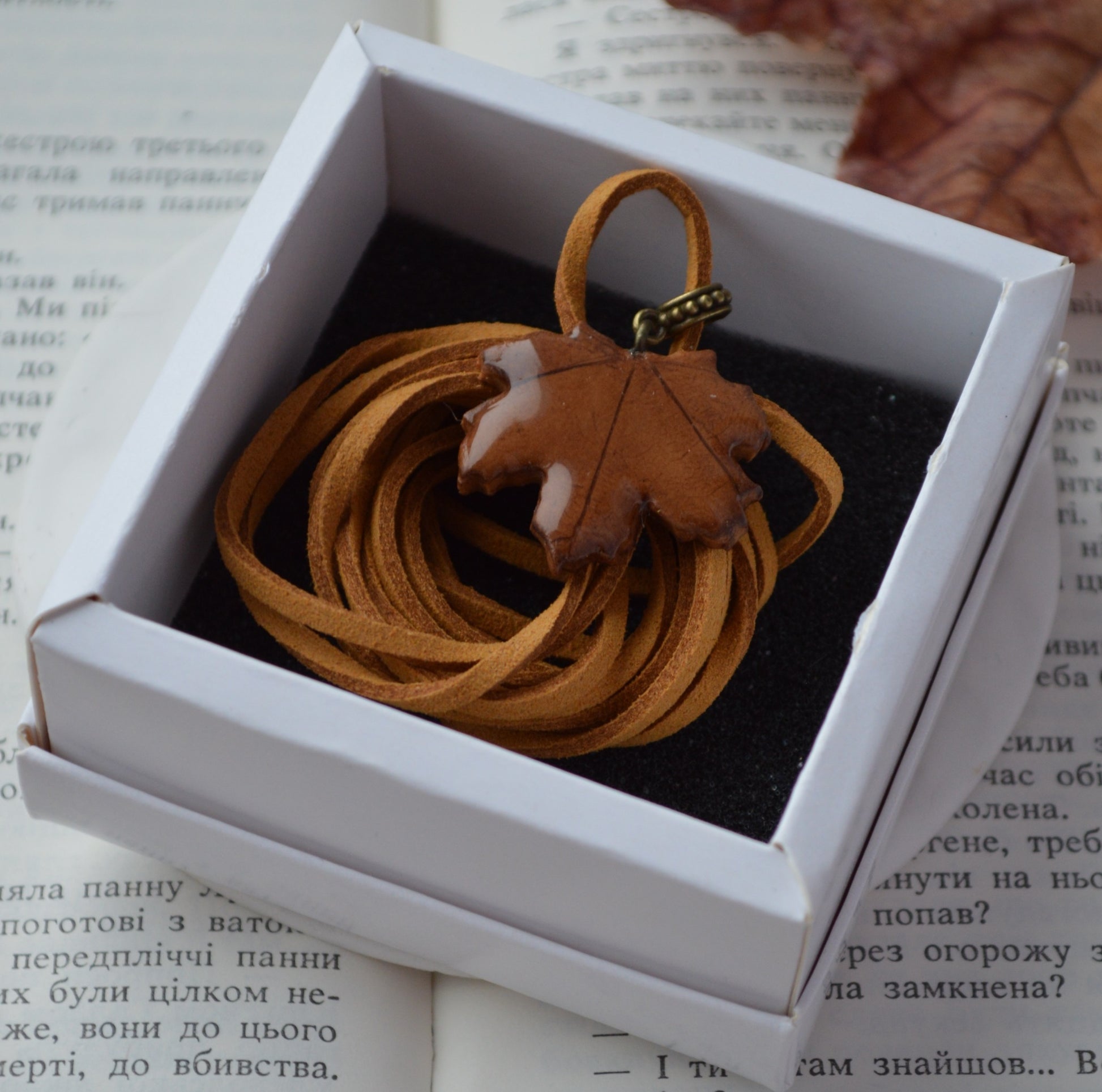 Підвіс листок. Підвіска на шию кулон. Підвіска на сумку. Підвіска в авто. Прикраси на шию. Підвіски на шию. Довга підвіска на шию. Купити кулон для дівчини. Подвеска. Подвески. Подвеска на шею. Подвески на шею женские. Подвески на шею бижутерия. Украшения на шею. Украшения бижутерия. Украшения бижутерия на шею. Украшения купить. Украшения ручной работы. Женские украшения бижутерия.