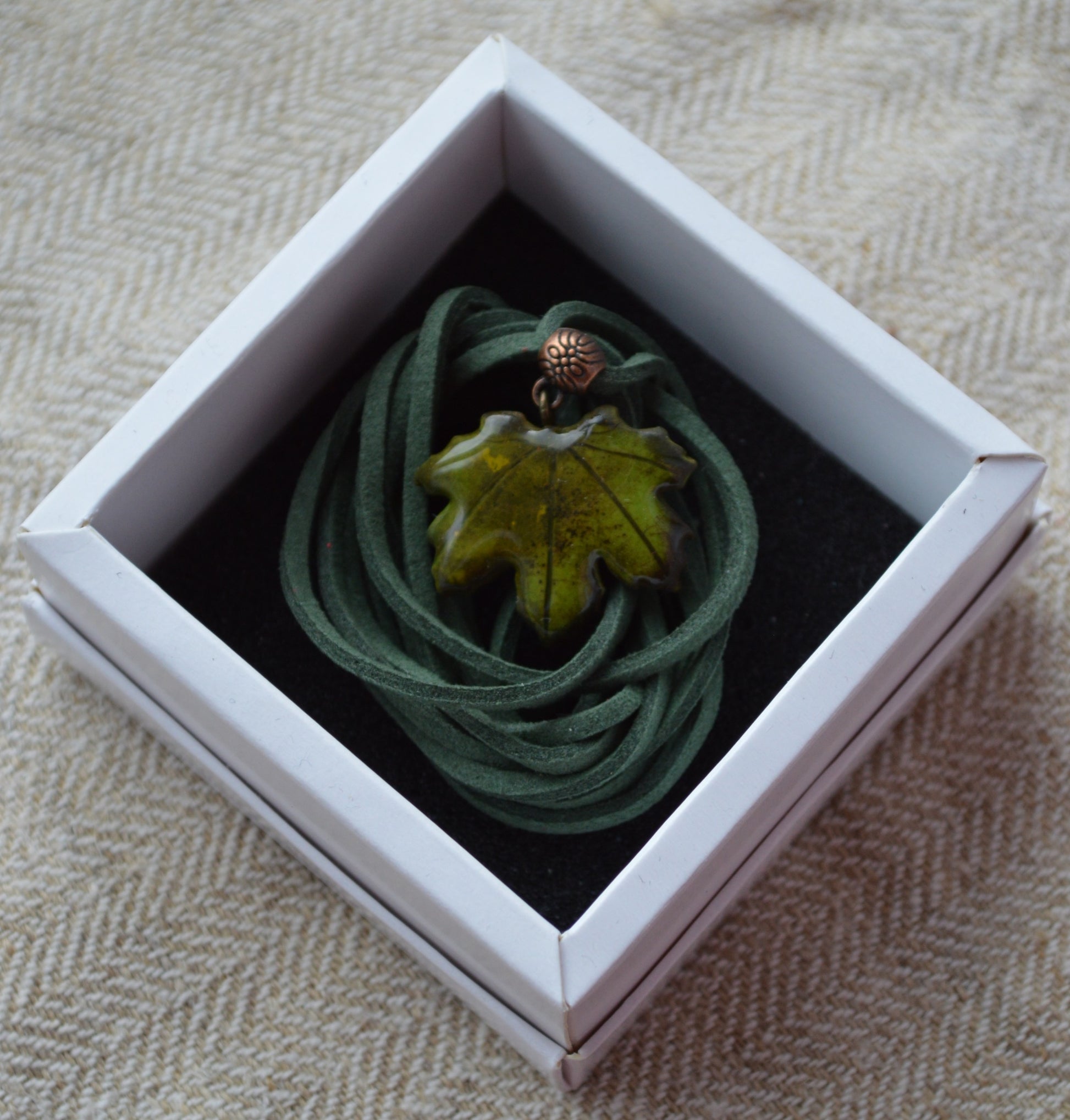 Підвіс листок. Підвіска на шию кулон. Підвіска на сумку. Підвіска в авто. Прикраси на шию. Підвіски на шию. Довга підвіска на шию. Купити кулон для дівчини. Подвеска. Подвески. Подвеска на шею. Подвески на шею женские. Подвески на шею бижутерия. Украшения на шею. Украшения бижутерия. Украшения бижутерия на шею. Украшения купить. Украшения ручной работы. Женские украшения бижутерия.